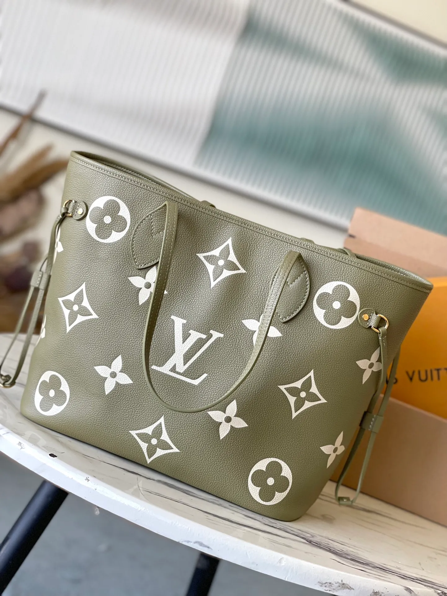 💰1220 (top layer leather) top original order M46649. Support counter inspection. Photos taken of duty-free goods are consistent with the product without unpacking. This product is an exclusive duty-free product in the market and is the highest-end product. Inspection is supported. This product has passed strict inspection and is flawless. Please wear gloves when touching the product. This product is not returnable or exchangeable. Please confirm the product first and then remove the label on the handle. This product is temporarily not open to the public, only regular customers, and is in short supply. Dimensions: 31 x 28 x 14 cm