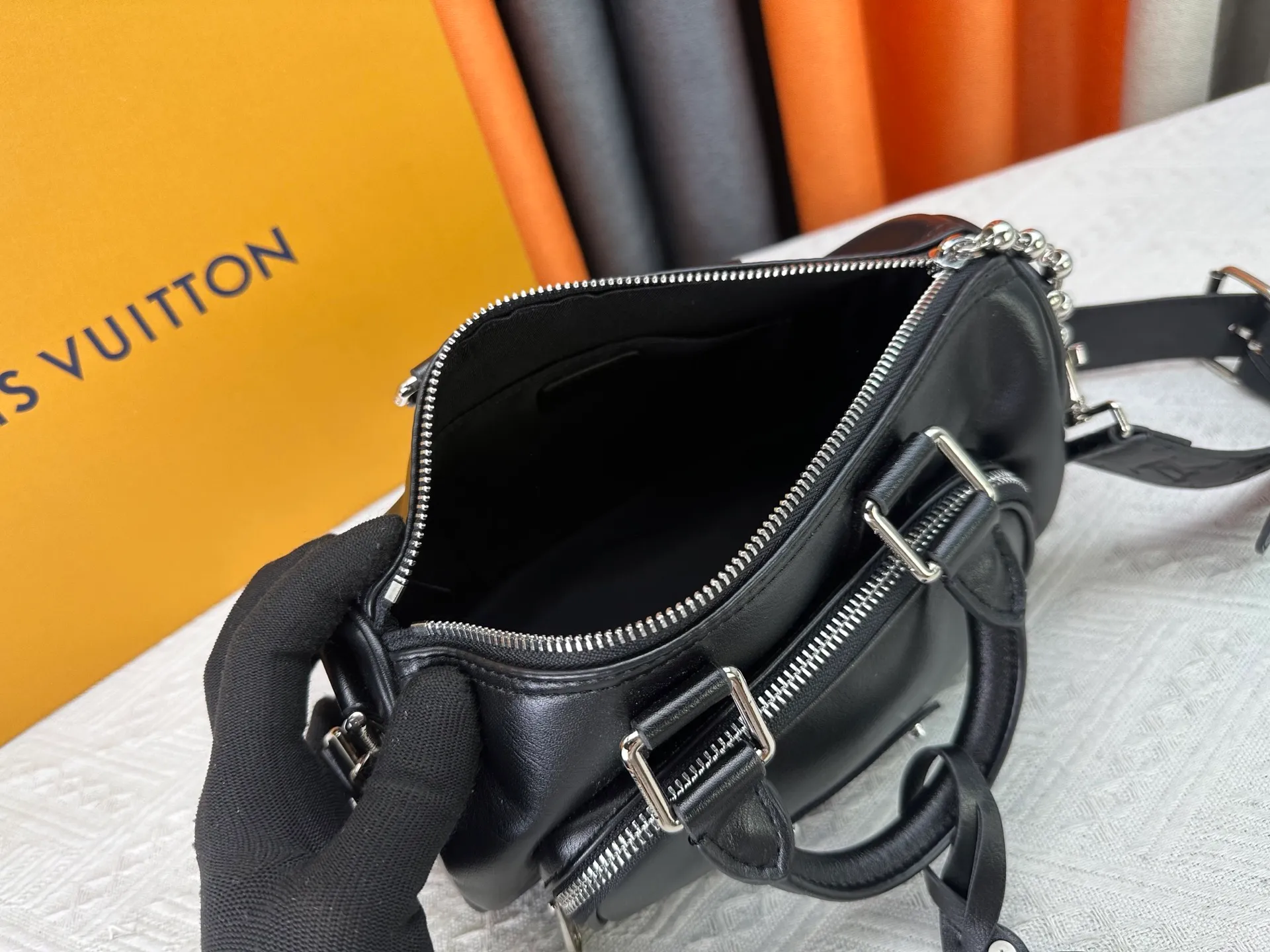 P260 Upgraded original M13988 full leather black M12627 khaki presbyopia, black grass green 46271 black flower This Keepall Bandoulière 25 handbag is made of grain leather with suede details and distressed metal parts. The Monogram canvas outer bag is opened with a cord zipper, making it easy to access and place your belongings. Removable and adjustable leather shoulder strap provides comfortable shoulder carrying experience. Length, height and width: 25x15x11cm