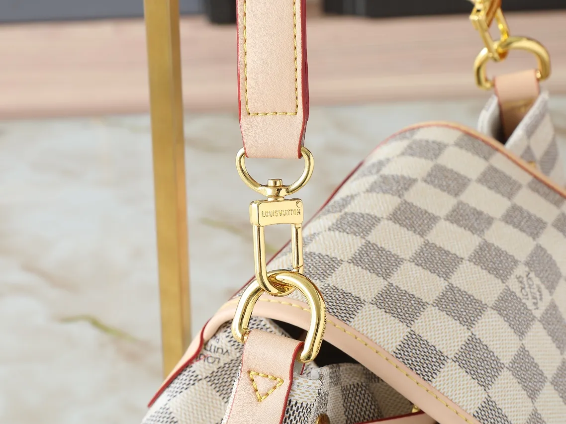 💰280💰Upgraded from the original M25085. This Odysée handbag is from the 2025 early autumn series, paying tribute to the brand heritage with a stylish everyday design. Dazzling buckles and detachable chains accentuate the Monogram canvas body, and the side pockets provide easy access to keys, lipstick and other small items. Dimensions: 27.0 x 17.0 x 12.0 cm (length x height x width)