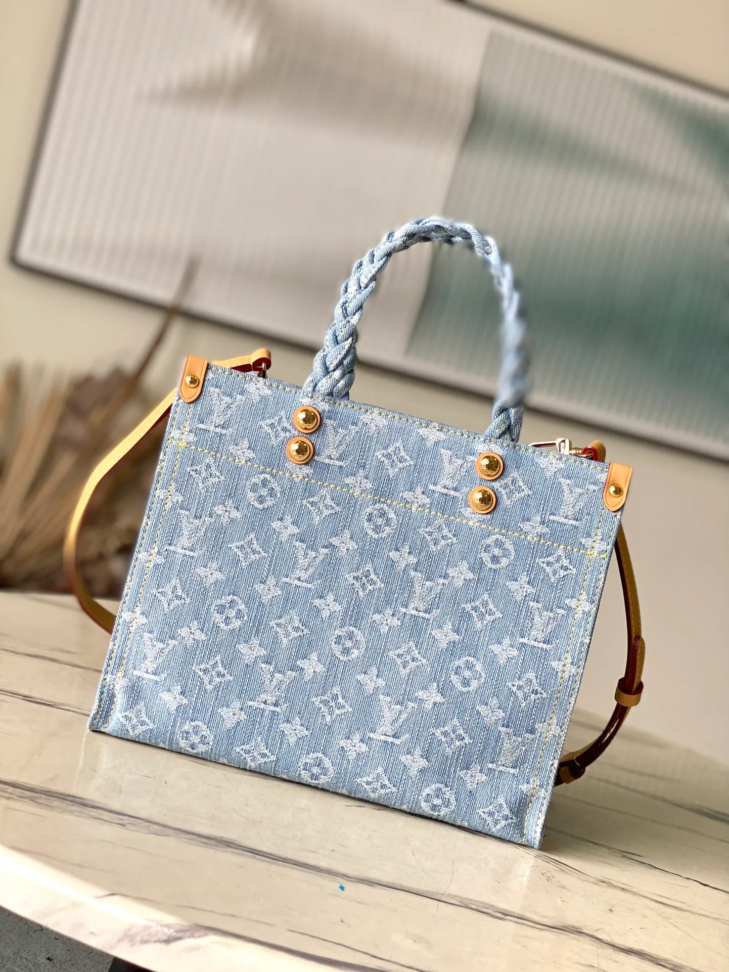 💰1020 Top original order M24897 Let Go small tote bag is modeled on the OnTheGo Gx handbag. It conveys a summer atmosphere through Monogram Denim's washed tones and woven handles, and is matched with cow leather rivet corners. The soft construction makes it comfortable to carry and can hold a wallet and cell phone. Dimensions: 28 × 23 × 10.5 cm