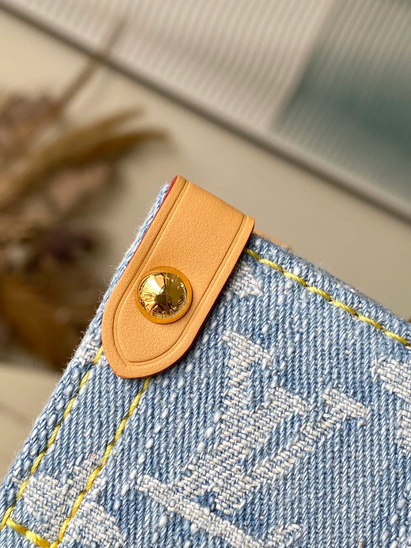 💰1020 Top original order M24897 Let Go small tote bag is modeled on the OnTheGo Gx handbag. It conveys a summer atmosphere through Monogram Denim's washed tones and woven handles, and is matched with cow leather rivet corners. The soft construction makes it comfortable to carry and can hold a wallet and cell phone. Dimensions: 28 × 23 × 10.5 cm