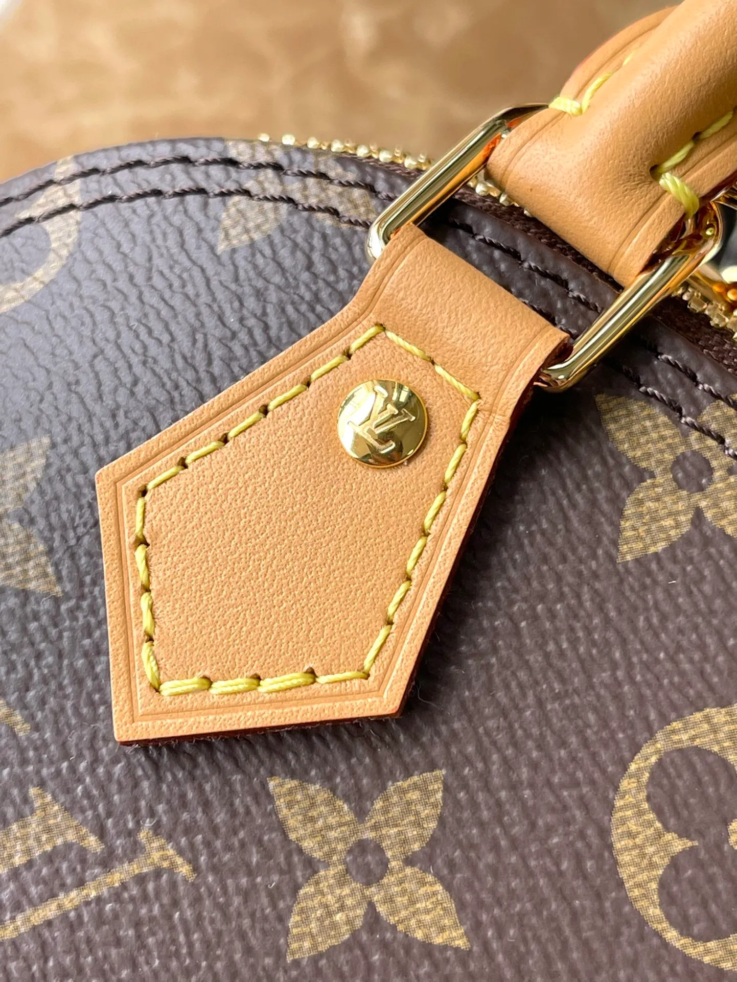 💰840 Top quality original M82717 yellow leather mini shell bag series New launch Nano Alma handbag Nano Alma reproduces the iconic Alma bag in a miniature version. Louis Vuitton's signature Monogram canvas material harmonizes with the natural leather upholstery. Expertly crafted items that combine traditional charm with modern functionality. Opening the double zippers reveals an interior design with surprisingly ample storage space. With two leather handles and an adjustable, removable shoulder strap, it can be styled in a variety of ways. Dimensions: 18 x 12 x 8 cm