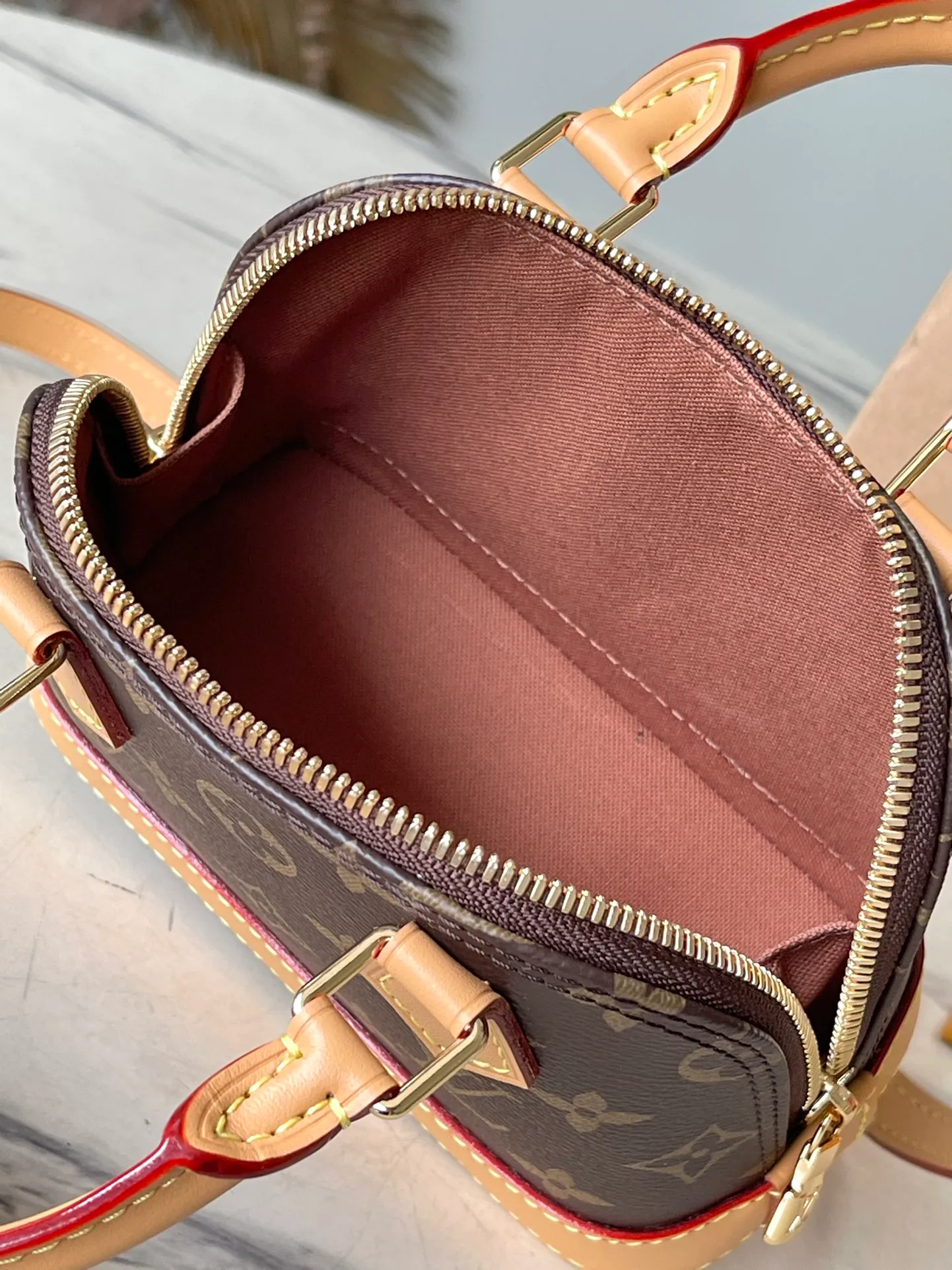 💰840 Top quality original M82717 yellow leather mini shell bag series New launch Nano Alma handbag Nano Alma reproduces the iconic Alma bag in a miniature version. Louis Vuitton's signature Monogram canvas material harmonizes with the natural leather upholstery. Expertly crafted items that combine traditional charm with modern functionality. Opening the double zippers reveals an interior design with surprisingly ample storage space. With two leather handles and an adjustable, removable shoulder strap, it can be styled in a variety of ways. Dimensions: 18 x 12 x 8 cm