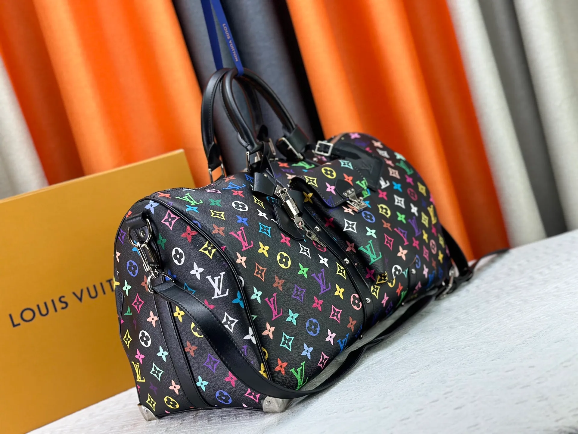P480 ✨Guangzhou goods M13742 white color black color travel bag new season LV x TM KEEPALL BANDOULIÈRE 45 travel bag This Keepall Bandoulière 45 Jh travel bag is from the Louis Vuitton The S-lock buckle and glossy metal corners on the front pocket establish a classic foundation, while the rivet ribbon and bow-shaped key bag highlight the new season trend. 27 x 20 x 45 cm.
