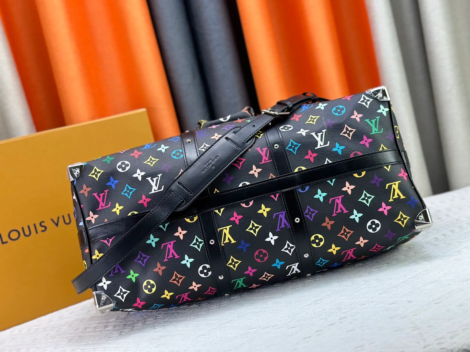 P480 ✨Guangzhou goods M13742 white color black color travel bag new season LV x TM KEEPALL BANDOULIÈRE 45 travel bag This Keepall Bandoulière 45 Jh travel bag is from the Louis Vuitton The S-lock buckle and glossy metal corners on the front pocket establish a classic foundation, while the rivet ribbon and bow-shaped key bag highlight the new season trend. 27 x 20 x 45 cm.