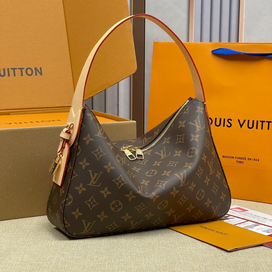 [Upgraded version] P540¥Lv counter new upgraded version·High quality·. Real gold hardware and complete packaging. 🌻Model M11952 Slouchy small handbag is made of Louis Vuitton's classic Monogram canvas. It has a unique silhouette that can be worn as a shoulder or a hand carry to suit various occasions such as business office or weekend travel. Brand-new padlocks and name tags mark the new season, highlighting the brand’s long heritage and exquisite craftsmanship. 33x 8x 22cm (height x width x length)