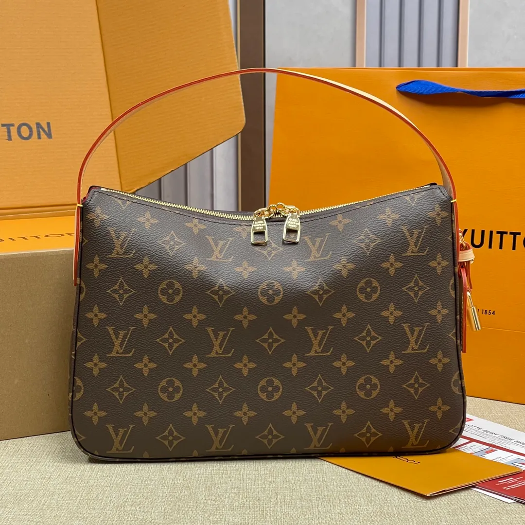 [Upgraded version] P540¥Lv counter new upgraded version·High quality·. Real gold hardware and complete packaging. 🌻Model M11952 Slouchy small handbag is made of Louis Vuitton's classic Monogram canvas. It has a unique silhouette that can be worn as a shoulder or a hand carry to suit various occasions such as business office or weekend travel. Brand-new padlocks and name tags mark the new season, highlighting the brand’s long heritage and exquisite craftsmanship. 33x 8x 22cm (height x width x length)