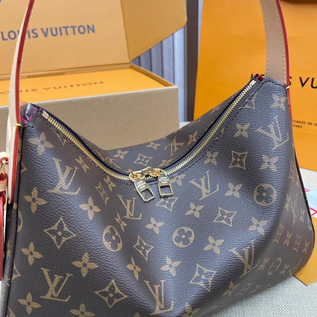 [Upgraded version] P540¥Lv counter new upgraded version·High quality·. Real gold hardware and complete packaging. 🌻Model M11952 Slouchy small handbag is made of Louis Vuitton's classic Monogram canvas. It has a unique silhouette that can be worn as a shoulder or a hand carry to suit various occasions such as business office or weekend travel. Brand-new padlocks and name tags mark the new season, highlighting the brand’s long heritage and exquisite craftsmanship. 33x 8x 22cm (height x width x length)