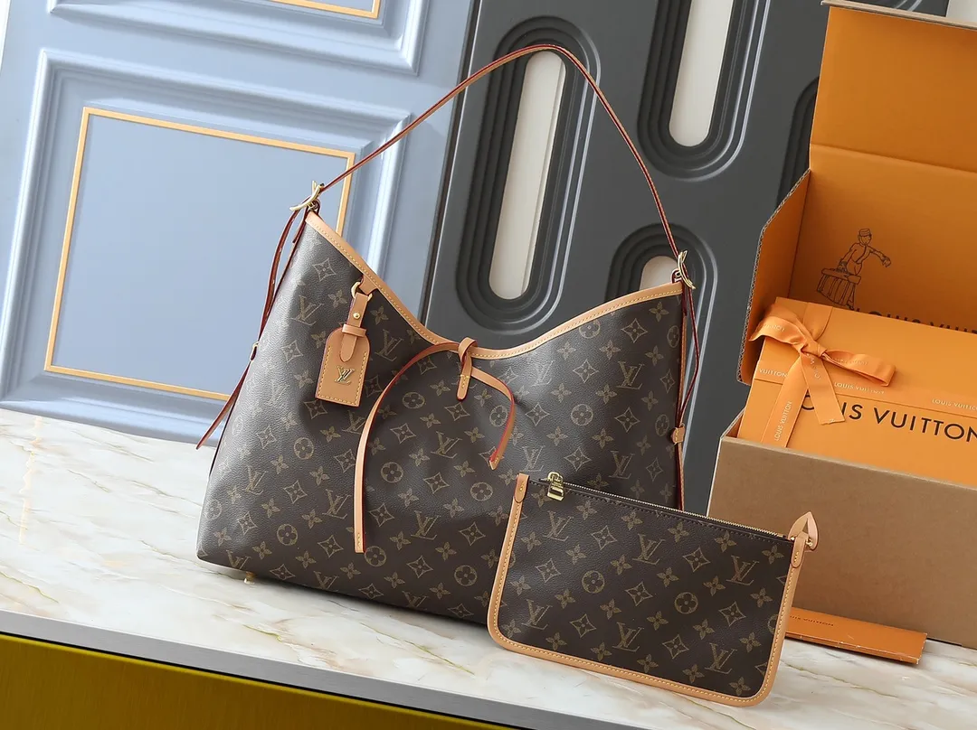 💰240💰Upgraded from the original M46197 M46203 M46289 M46292 Louis Vuitton launches a new CarryAll medium handbag, with Monogram canvas and leather trimming to create a body-fitting design. There's a zipped pocket inside the ample space, and a detachable zipped clutch adds a functional element, with a buckle-adjustable handle. Dimensions: 39.0 x 30.0 x 15.0 cm (length x height x width)