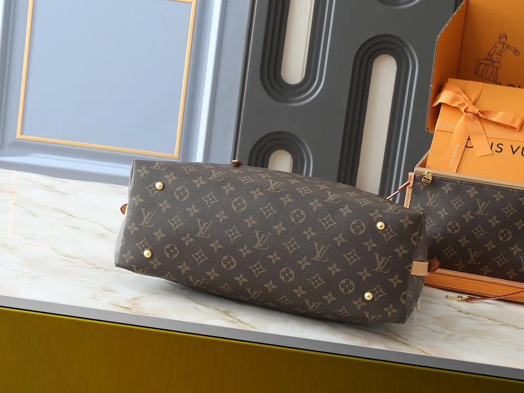 💰240💰Upgraded from the original M46197 M46203 M46289 M46292 Louis Vuitton launches a new CarryAll medium handbag, with Monogram canvas and leather trimming to create a body-fitting design. There's a zipped pocket inside the ample space, and a detachable zipped clutch adds a functional element, with a buckle-adjustable handle. Dimensions: 39.0 x 30.0 x 15.0 cm (length x height x width)