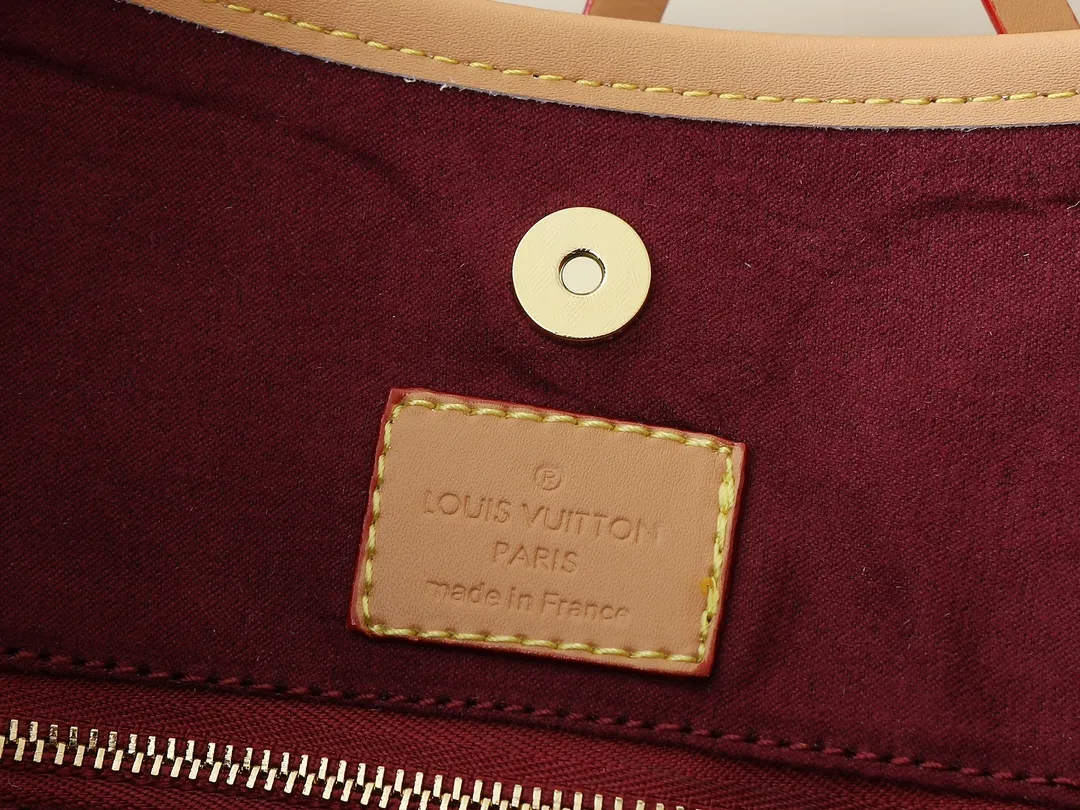💰240💰Upgraded from the original M46197 M46203 M46289 M46292 Louis Vuitton launches a new CarryAll medium handbag, with Monogram canvas and leather trimming to create a body-fitting design. There's a zipped pocket inside the ample space, and a detachable zipped clutch adds a functional element, with a buckle-adjustable handle. Dimensions: 39.0 x 30.0 x 15.0 cm (length x height x width)