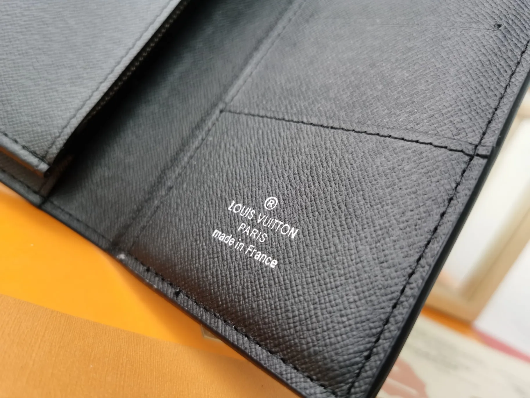 P110💰Top original version💎【Real shot, home background】M63212 New LV is famous for its craftsmen's exquisite skills. The rare design and special leather combine technological innovation and classic style, highlighting the existence of the Louis Vuitton world. The interior of the wallet is uniquely designed with various pockets and credit card slots. Size: 10X19, 62665 silver flower