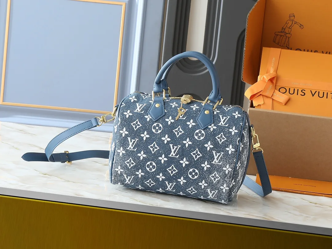 💰260💰Upgraded from the original M46736 M59273 M58947 M21464 M59609, the Speedy Bandoulière 25 handbag makes an eye-catching reappearance in the 2021 autumn Wild at Heart capsule series. It is embossed with oversized LV letters in Monogram Empreinte leather, and the detachable shoulder strap adds a crossbody option. Dimensions: 25.0 x 19.0 x 15.0 cm (L x H x W).
