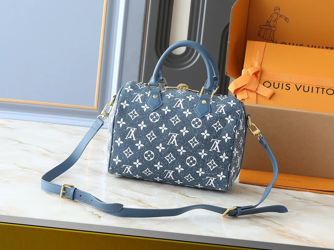 💰260💰Upgraded from the original M46736 M59273 M58947 M21464 M59609, the Speedy Bandoulière 25 handbag makes an eye-catching reappearance in the 2021 autumn Wild at Heart capsule series. It is embossed with oversized LV letters in Monogram Empreinte leather, and the detachable shoulder strap adds a crossbody option. Dimensions: 25.0 x 19.0 x 15.0 cm (L x H x W).