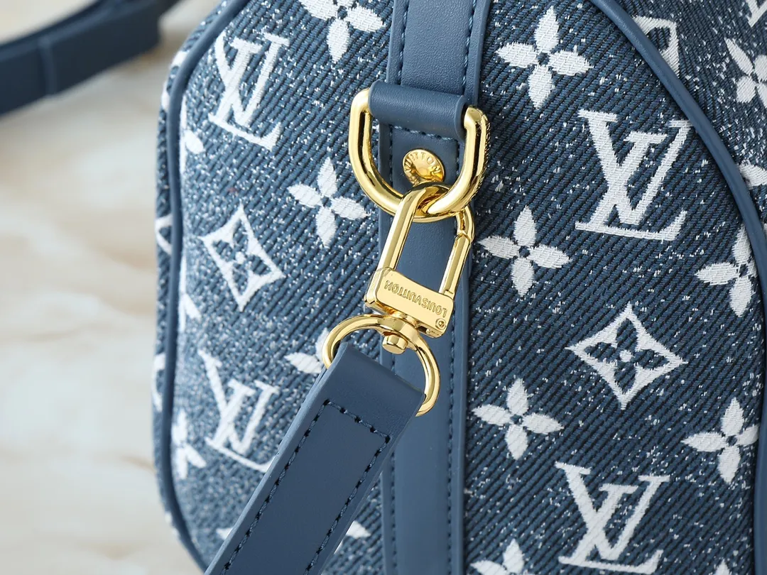 💰260💰Upgraded from the original M46736 M59273 M58947 M21464 M59609, the Speedy Bandoulière 25 handbag makes an eye-catching reappearance in the 2021 autumn Wild at Heart capsule series. It is embossed with oversized LV letters in Monogram Empreinte leather, and the detachable shoulder strap adds a crossbody option. Dimensions: 25.0 x 19.0 x 15.0 cm (L x H x W).