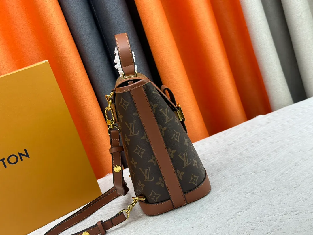 P320 Daphne Backpack M43599/44391/43560🌱Made of soft leather material and iconic LV twist lock design, this Lockme backpack further enriches the diverse Lockme series with a new shape. Light, feminine and lively, it is the perfect companion for smart women in daily life: it can be worn as a handbag on one shoulder or carried on both shoulders to enhance functionality. 22 x 28 x 13 cm (L x H x W) - Soft calfskin outer - Soft calfskin trim - Microfiber lining - Silver-tone hardware - Leather handles - Adjustable shoulder strap - Leather cord - Internal pocket - LV twist lock closure