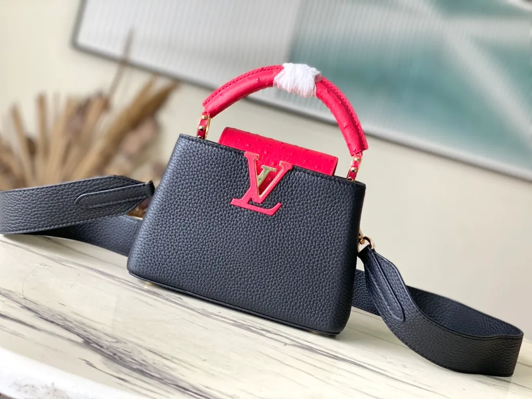 💰1960 (special grade original leather) N83103 black and red ostrich pattern mini Capucines handbag is made of Taurillon leather to create an exquisite shape, and the flap, handle and LV letters are wrapped in ostrich leather. The flap can be opened or closed to read the LV logo, and the wide, removable leather shoulder strap adds a modern touch. size:21 x 14 x 8 cm