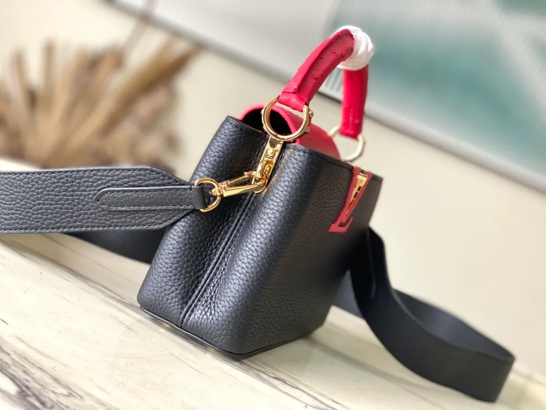 💰1960 (special grade original leather) N83103 black and red ostrich pattern mini Capucines handbag is made of Taurillon leather to create an exquisite shape, and the flap, handle and LV letters are wrapped in ostrich leather. The flap can be opened or closed to read the LV logo, and the wide, removable leather shoulder strap adds a modern touch. size:21 x 14 x 8 cm