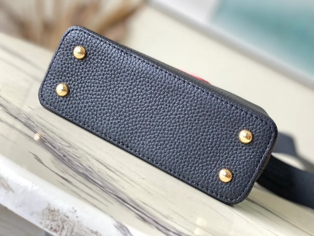 💰1960 (special grade original leather) N83103 black and red ostrich pattern mini Capucines handbag is made of Taurillon leather to create an exquisite shape, and the flap, handle and LV letters are wrapped in ostrich leather. The flap can be opened or closed to read the LV logo, and the wide, removable leather shoulder strap adds a modern touch. size:21 x 14 x 8 cm