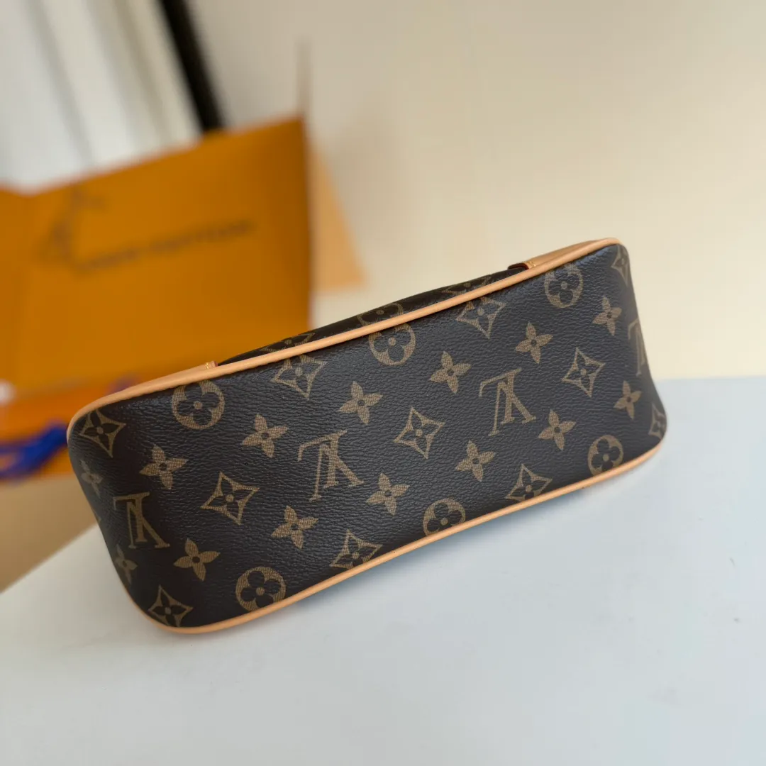 p1900 [Equipped with a full set of MB tax-free packaging] 𝐁𝐎𝐔𝐋𝐎𝐆𝐍𝐄The king of hot styles #M45832# Special grade all-steel physical shooting Size: 29*16*9.5cm A good-looking and packable croissant 🥐The perfect fusion of retro and fashion, not only reaches a new height in appearance, The storage capacity is also very user-friendly. The bag body is not big, so it can meet the daily needs of large storage space. The detachable and adjustable shoulder strap design allows more choices for daily concave shapes. The matching of the chain adds an elegant element to the entire bag. The design of the chain turns the entire bag into an armpit bag in seconds. I think it is a top-notch product 𝐲𝐲𝐝𝐬!