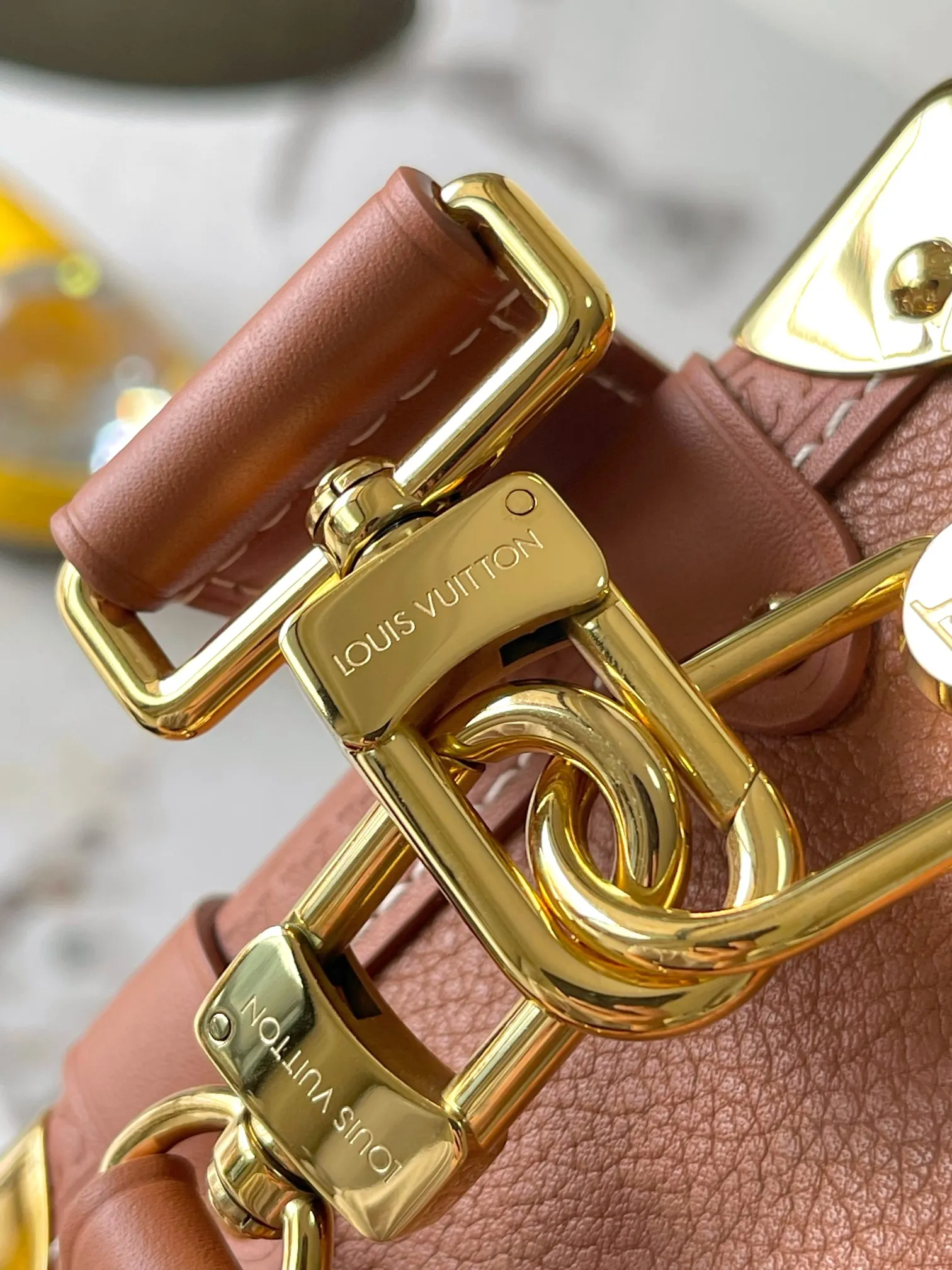 p2200 [Special grade MB163c01 chip version original leather] [Side Trunk PM handbag] Model: M15224 caramel 163c01 chip version Material: A-grade all-steel hardware, imported original fabric Packaging: full set of original duty-free MB packaging Size: 15*12.5*8CM