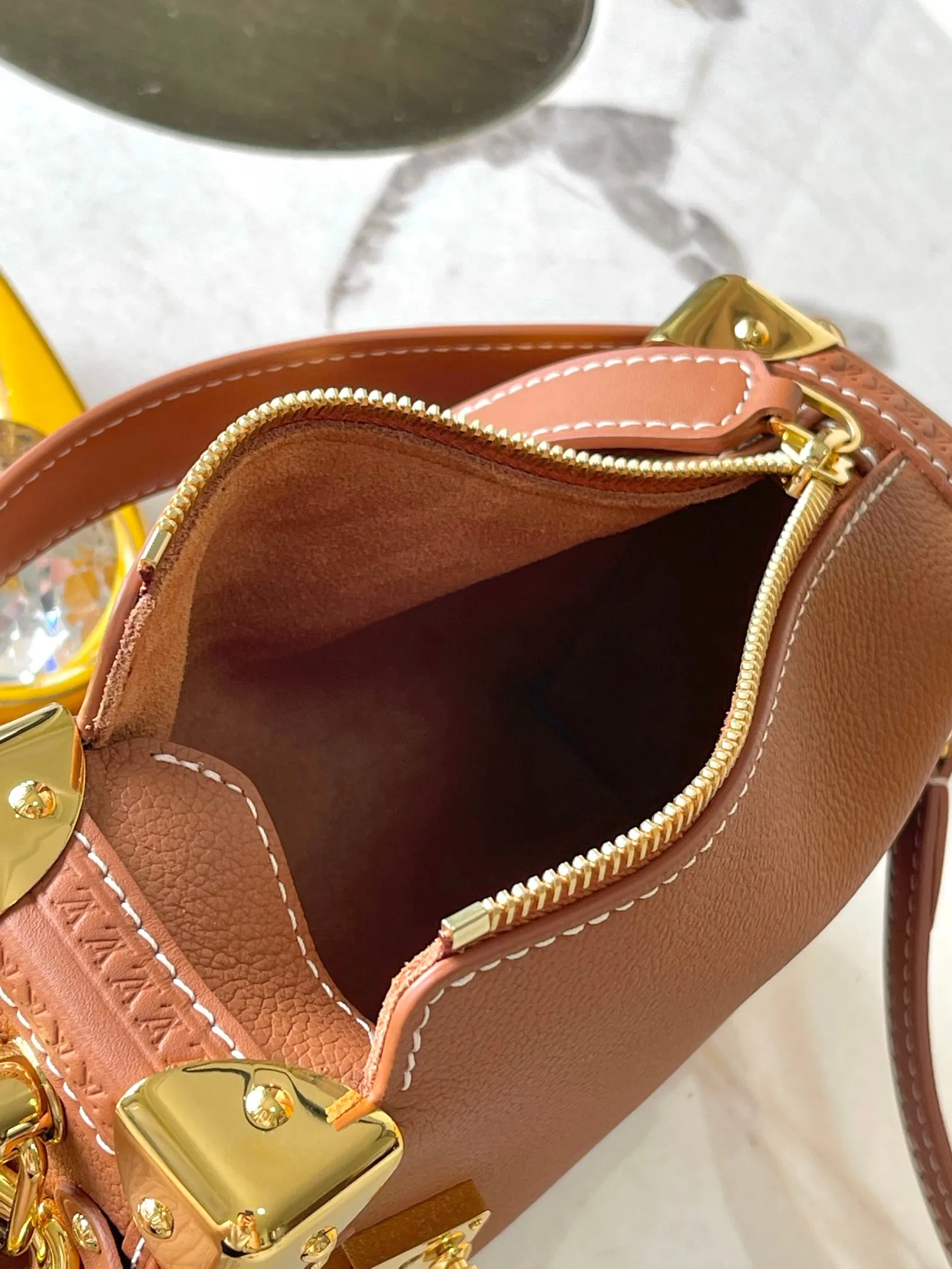 p2200 [Special grade MB163c01 chip version original leather] [Side Trunk PM handbag] Model: M15224 caramel 163c01 chip version Material: A-grade all-steel hardware, imported original fabric Packaging: full set of original duty-free MB packaging Size: 15*12.5*8CM