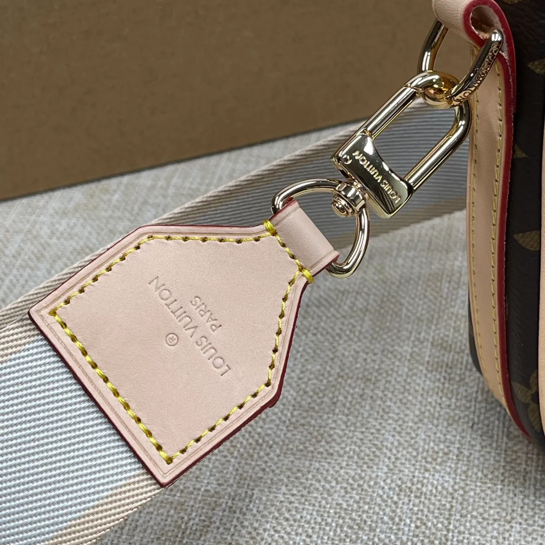 [Upgraded version] P540💰 Upgraded version M46999 presbyopia with complete packaging🎁The Vibe handbag draws inspiration from the Viva-cité handbag created by the brand in 2003, using Monogram canvas to create a compact configuration. The design of internal and external pockets makes it a perfect daily choice. The leather shoulder straps and the short fabric shoulder straps embellished with the LV Circle logo enable a variety of carrying methods. The new spring and summer camel bag has double shoulder straps. The short shoulder straps are comfortable and fashionable, and are suitable for hot girls to carry~. Size: 25x15x8CM