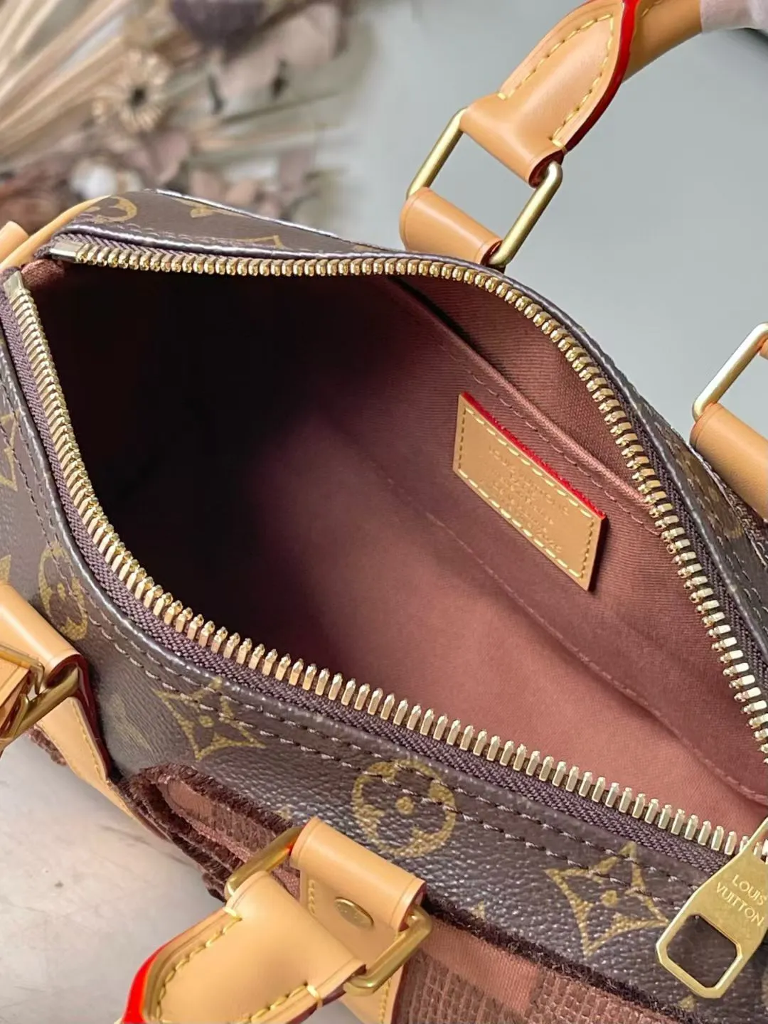 💰1220 Top Original Order M15428 This Keell Bandoulière 25 handbag is inspired by Japan’s Boro patchwork craftsmanship. The classic Monogram canvas bag is embroidered with Monogram and Damier canvas to create a creative pattern that matches the terrain. 15 x 11 x 25 cm (height x width x length)