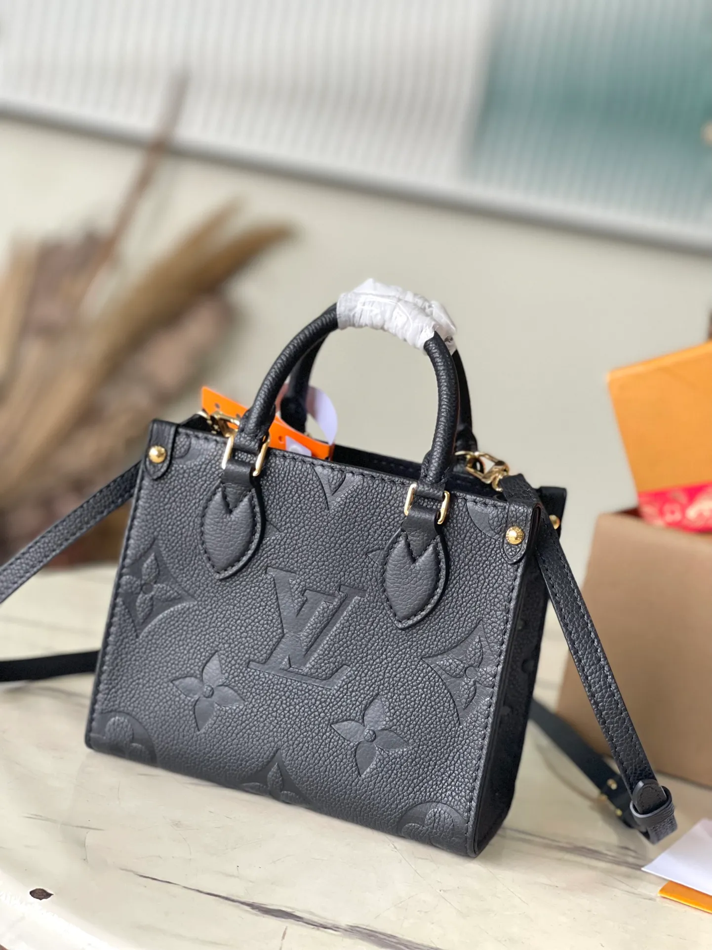 💰960 (top layer leather) top original order M46993. Support counter inspection. Photos taken of duty-free goods are consistent with the product without unpacking. This product is an exclusive duty-free product in the market and is the highest-end product. Inspection is supported. This product has passed strict inspection and is flawless. Please wear gloves when touching the product. This product is not returnable or exchangeable. Please confirm the product first and then remove the label on the handle. This product is temporarily not open to the public, only regular customers, and is in short supply. Dimensions: 18 x 15 x 8.5 cm