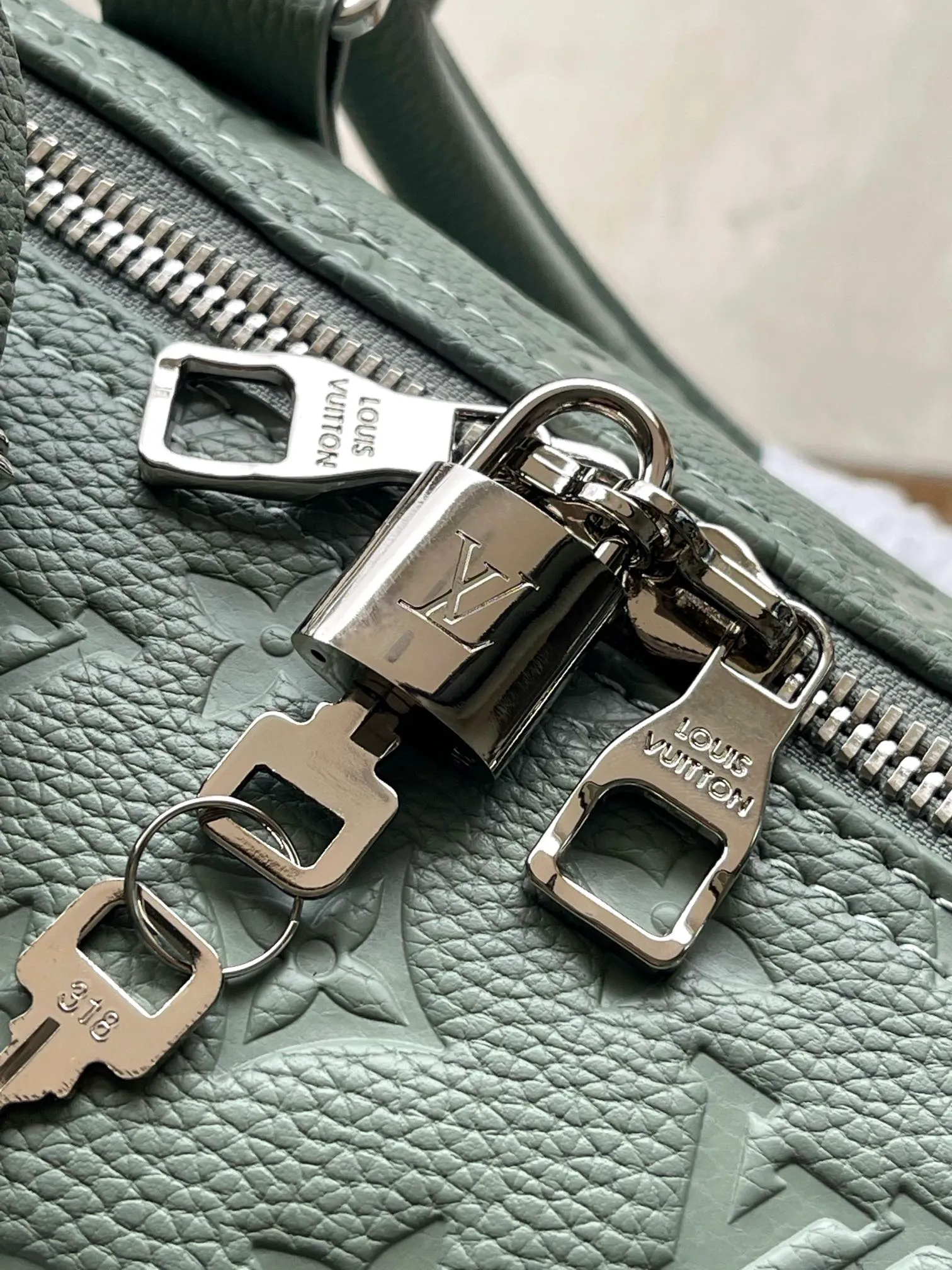 💰1460 (top layer leather) top original order M13976 gray green classic Keepall travel bag releases the modern novelty of Monogram Shadow leather. Crafted from soft cow leather and embossed with the iconic Monogram pattern, it has ample capacity and a carry-on size suitable for short trips. Detailed features50 x 29 x 23 cm (length x height x width)