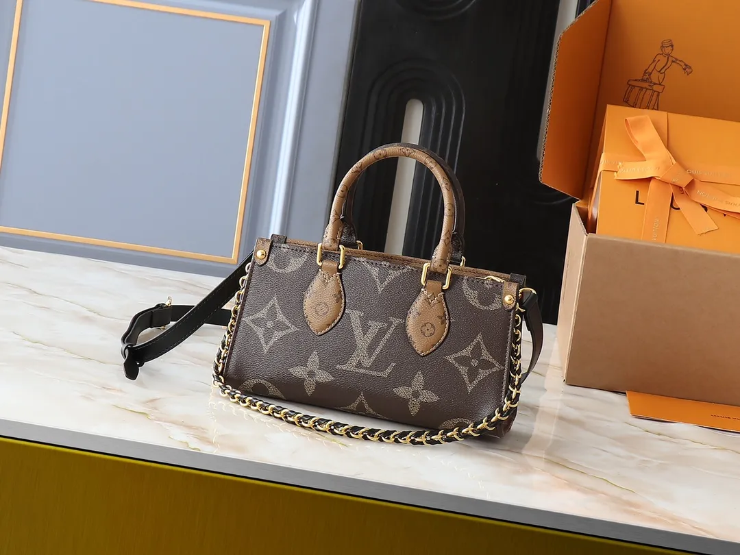 💰240💰Upgraded original M14236 M14213 M46653 This OnTheGo East West handbag uses coated canvas to present the Monogram Giant element, which is combined with the Monogram Reverse coated canvas trim and bright metal parts to create an elegant style. The top handle, detachable chain and removable and adjustable shoulder strap allow for a variety of carrying options, while multiple compartments and pockets keep valuables organized. Dimensions: 25.0 x 13.0 x 10.0 cm (length x height x width)