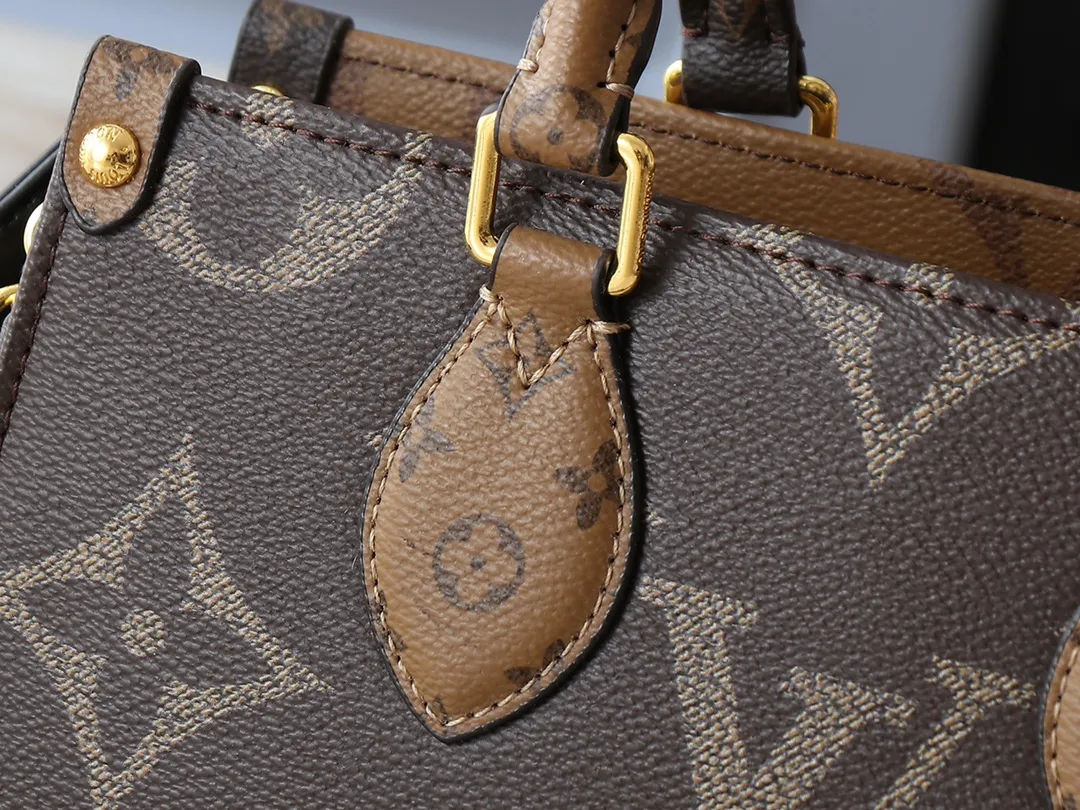 💰240💰Upgraded original M14236 M14213 M46653 This OnTheGo East West handbag uses coated canvas to present the Monogram Giant element, which is combined with the Monogram Reverse coated canvas trim and bright metal parts to create an elegant style. The top handle, detachable chain and removable and adjustable shoulder strap allow for a variety of carrying options, while multiple compartments and pockets keep valuables organized. Dimensions: 25.0 x 13.0 x 10.0 cm (length x height x width)