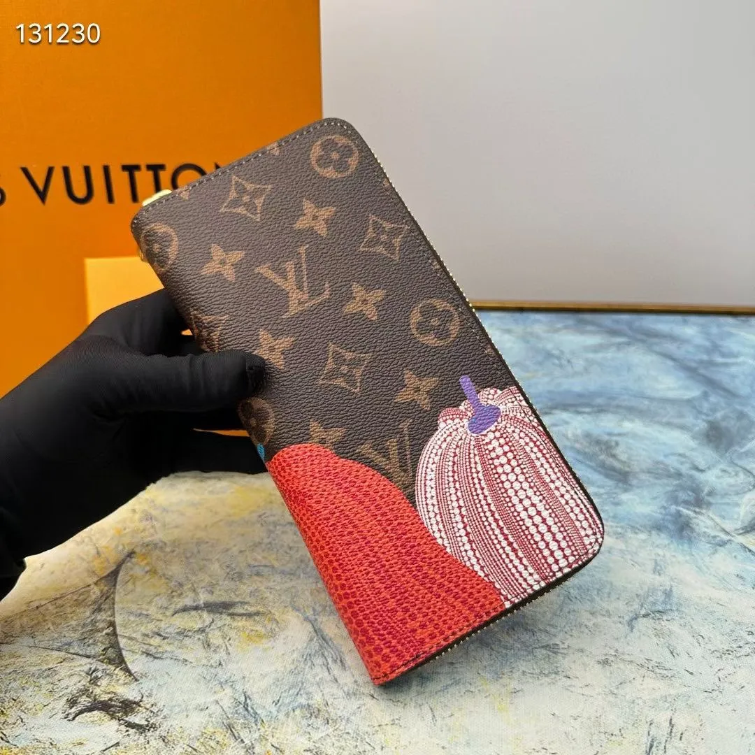 p130💰 M63095 This LV x YK straight zipper wallet is derived from the Louis Vuitton x Yayoi Kusama joint series, showing the brand's passion for the art world. Yayoi Kusama has had a special liking for pumpkins since she was a child. She was deeply attracted by their warmth and cute shapes, which inspired her creation. The classic wallet style is printed with a checkered pumpkin print pattern, adding bright and colorful geometric embellishments to the Monogram Eclipse Reverse canvas, creating a fun, unique and practical daily accessory. 10 cm