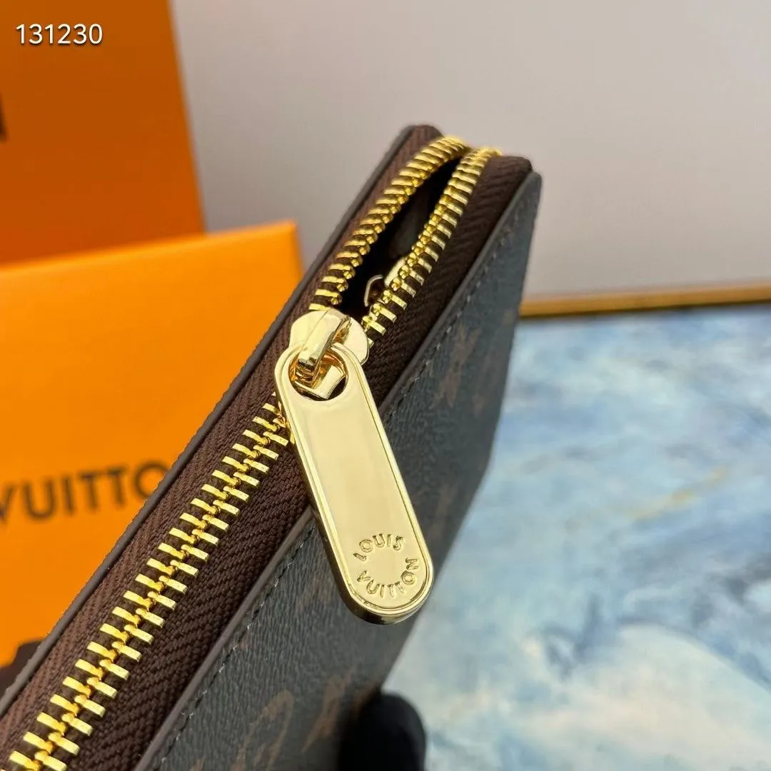 p130💰 M63095 This LV x YK straight zipper wallet is derived from the Louis Vuitton x Yayoi Kusama joint series, showing the brand's passion for the art world. Yayoi Kusama has had a special liking for pumpkins since she was a child. She was deeply attracted by their warmth and cute shapes, which inspired her creation. The classic wallet style is printed with a checkered pumpkin print pattern, adding bright and colorful geometric embellishments to the Monogram Eclipse Reverse canvas, creating a fun, unique and practical daily accessory. 10 cm