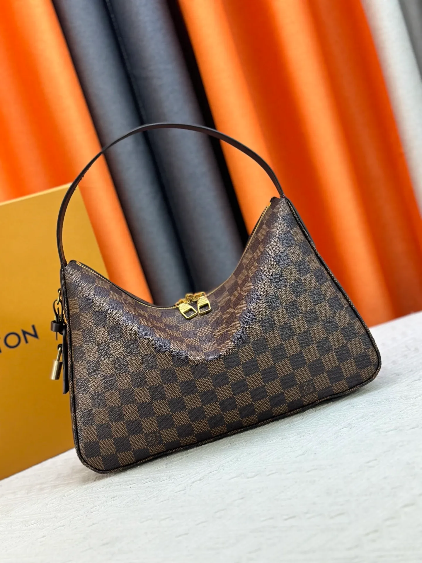 P260 Upgraded version [Official latest model, real shot of the version made] M12097-M12098-M11952-M00126 This Vanity Pouch handbag comes from the Louis Vuitton Coated canvas is trimmed with calfskin, while a zipper closure, detachable chain and LV-engraved padlock add a metallic sheen. Dimensions: 41.0 × 33.0 × 10.0 Dimensions, 32.5x22.0x9.0