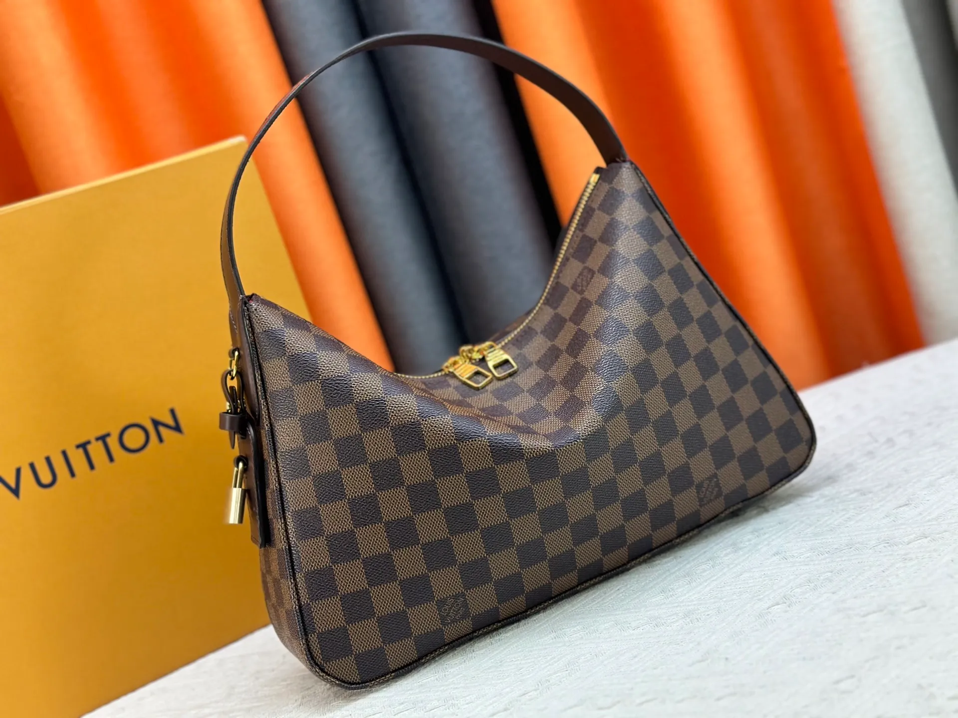 P260 Upgraded version [Official latest model, real shot of the version made] M12097-M12098-M11952-M00126 This Vanity Pouch handbag comes from the Louis Vuitton Coated canvas is trimmed with calfskin, while a zipper closure, detachable chain and LV-engraved padlock add a metallic sheen. Dimensions: 41.0 × 33.0 × 10.0 Dimensions, 32.5x22.0x9.0