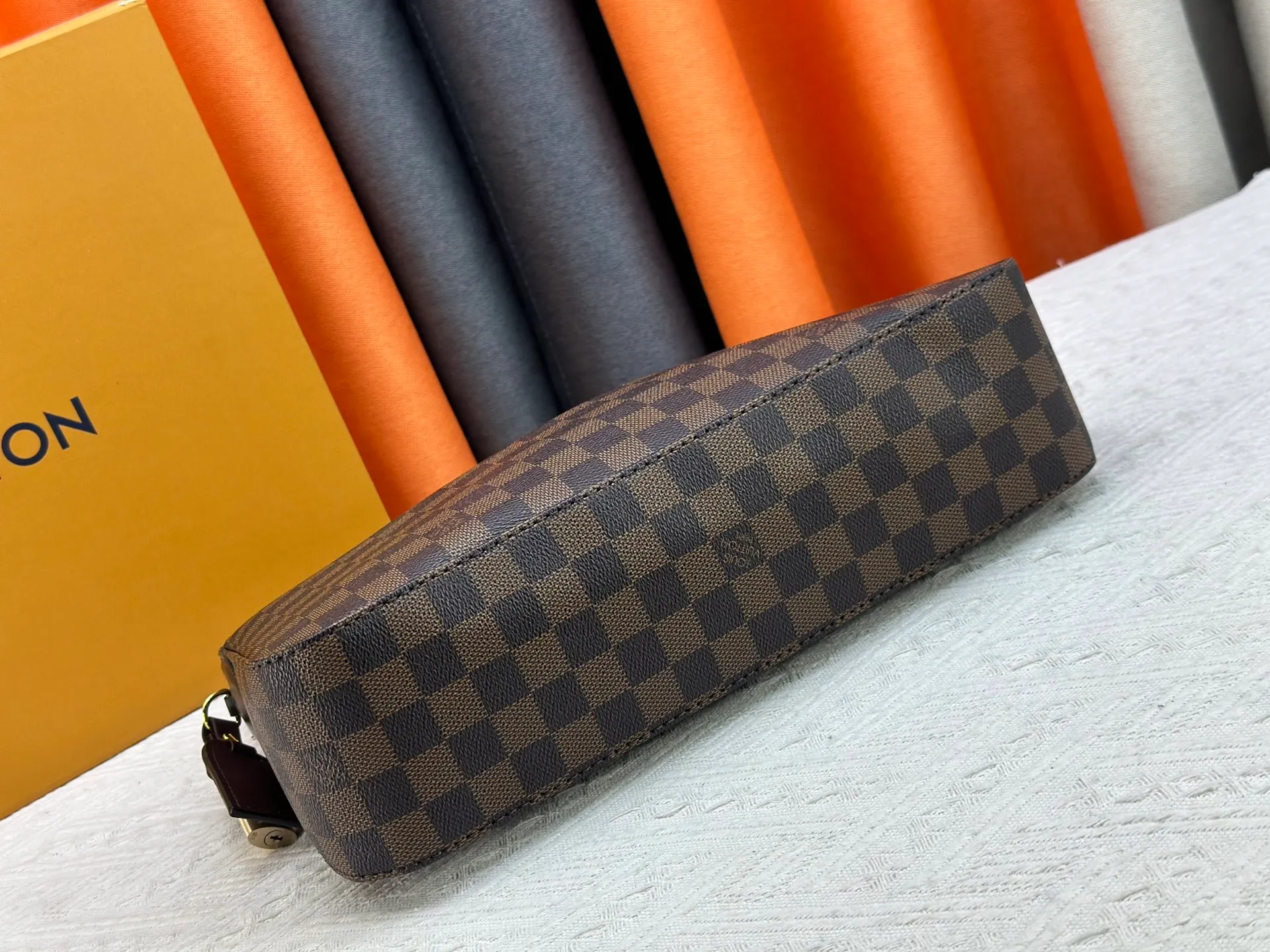 P260 Upgraded version [Official latest model, real shot of the version made] M12097-M12098-M11952-M00126 This Vanity Pouch handbag comes from the Louis Vuitton Coated canvas is trimmed with calfskin, while a zipper closure, detachable chain and LV-engraved padlock add a metallic sheen. Dimensions: 41.0 × 33.0 × 10.0 Dimensions, 32.5x22.0x9.0