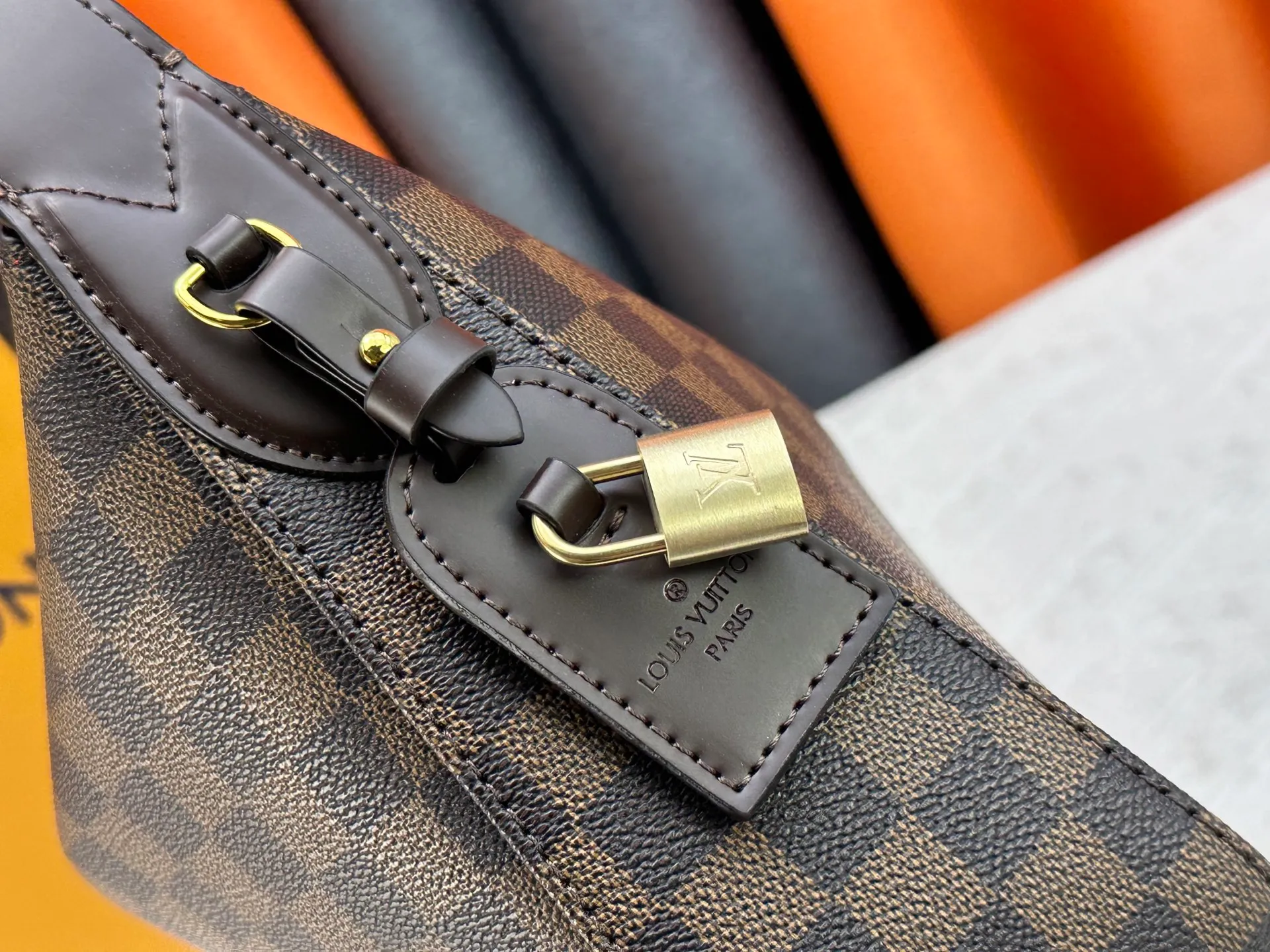 P260 Upgraded version [Official latest model, real shot of the version made] M12097-M12098-M11952-M00126 This Vanity Pouch handbag comes from the Louis Vuitton Coated canvas is trimmed with calfskin, while a zipper closure, detachable chain and LV-engraved padlock add a metallic sheen. Dimensions: 41.0 × 33.0 × 10.0 Dimensions, 32.5x22.0x9.0
