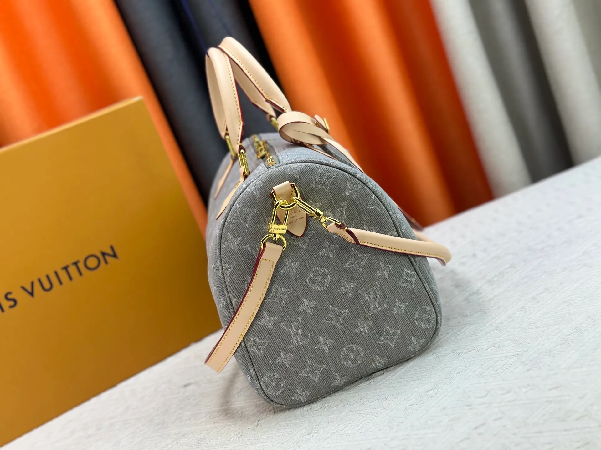 P300 M13344 Upgraded original version💪[Exclusive real shot background picture]✨This Speedy Soft 30 handbag relies on Louis Vuitton's exquisite bleaching process to trace the Monogram Denim pattern born in 2005 on the cotton surface, and then uses leather trim and glossy metal parts to highlight the details. The key bag and detachable nameplate pay tribute to the brand's trunk-making heritage. The detachable Toron handle provides a comfortable shoulder carrying experience. size：30x21x17cm