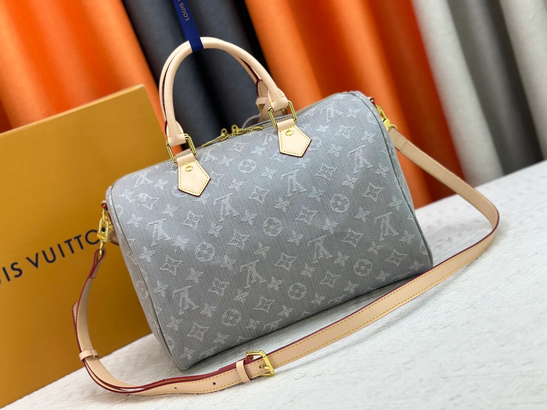 P300 M13344 Upgraded original version💪[Exclusive real shot background picture]✨This Speedy Soft 30 handbag relies on Louis Vuitton's exquisite bleaching process to trace the Monogram Denim pattern born in 2005 on the cotton surface, and then uses leather trim and glossy metal parts to highlight the details. The key bag and detachable nameplate pay tribute to the brand's trunk-making heritage. The detachable Toron handle provides a comfortable shoulder carrying experience. size：30x21x17cm