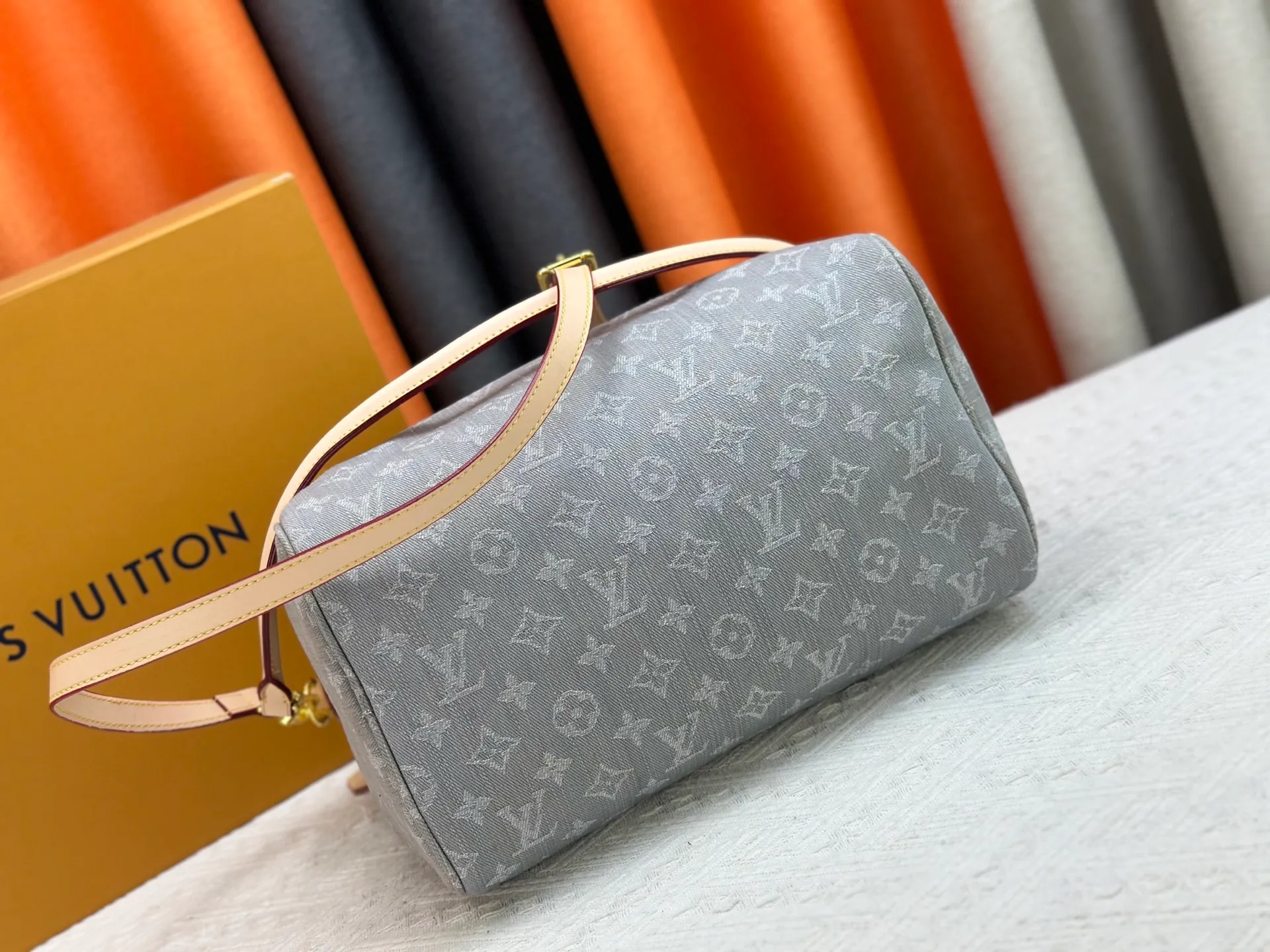P300 M13344 Upgraded original version💪[Exclusive real shot background picture]✨This Speedy Soft 30 handbag relies on Louis Vuitton's exquisite bleaching process to trace the Monogram Denim pattern born in 2005 on the cotton surface, and then uses leather trim and glossy metal parts to highlight the details. The key bag and detachable nameplate pay tribute to the brand's trunk-making heritage. The detachable Toron handle provides a comfortable shoulder carrying experience. size：30x21x17cm