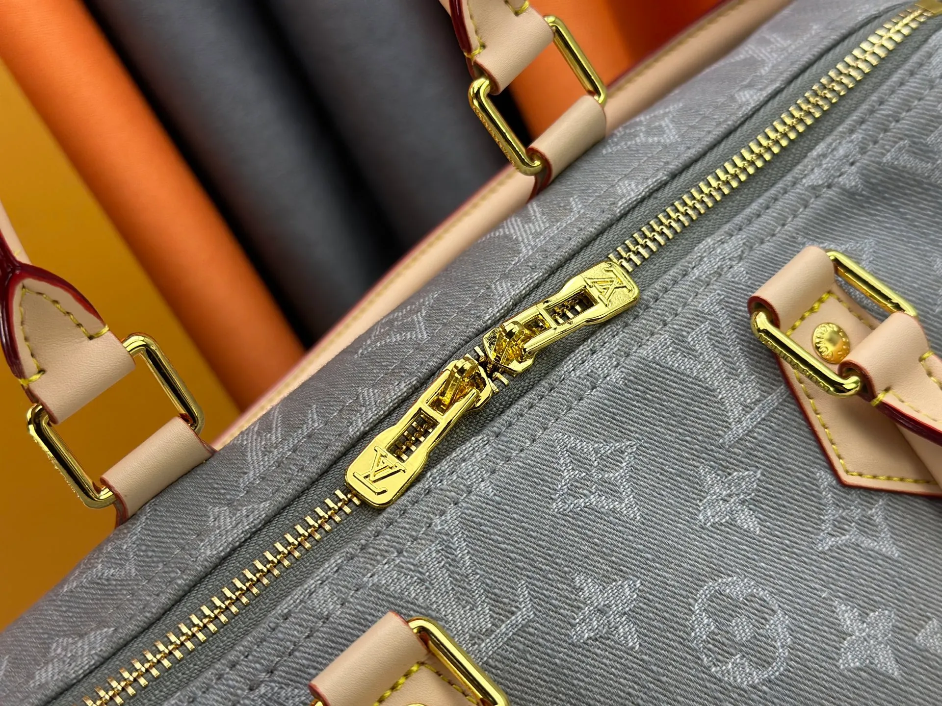 P300 M13344 Upgraded original version💪[Exclusive real shot background picture]✨This Speedy Soft 30 handbag relies on Louis Vuitton's exquisite bleaching process to trace the Monogram Denim pattern born in 2005 on the cotton surface, and then uses leather trim and glossy metal parts to highlight the details. The key bag and detachable nameplate pay tribute to the brand's trunk-making heritage. The detachable Toron handle provides a comfortable shoulder carrying experience. size：30x21x17cm