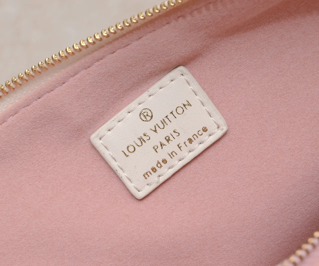 ¥340💰 Exclusive real shot-upgraded version ‼ ️ M21353 color printing 57790 This small Coussin handbag is made of Monogram embossed sheep leather, and the floral pattern is cleverly integrated into the LV letters and Monogram flowers. The chunky chain makes it easy to carry over the shoulder, and the wide adjustable fabric strap makes it easy to wear cross-body. Dimensions: 26.0 x 20.0 x 12.0 cm (length x height x width)