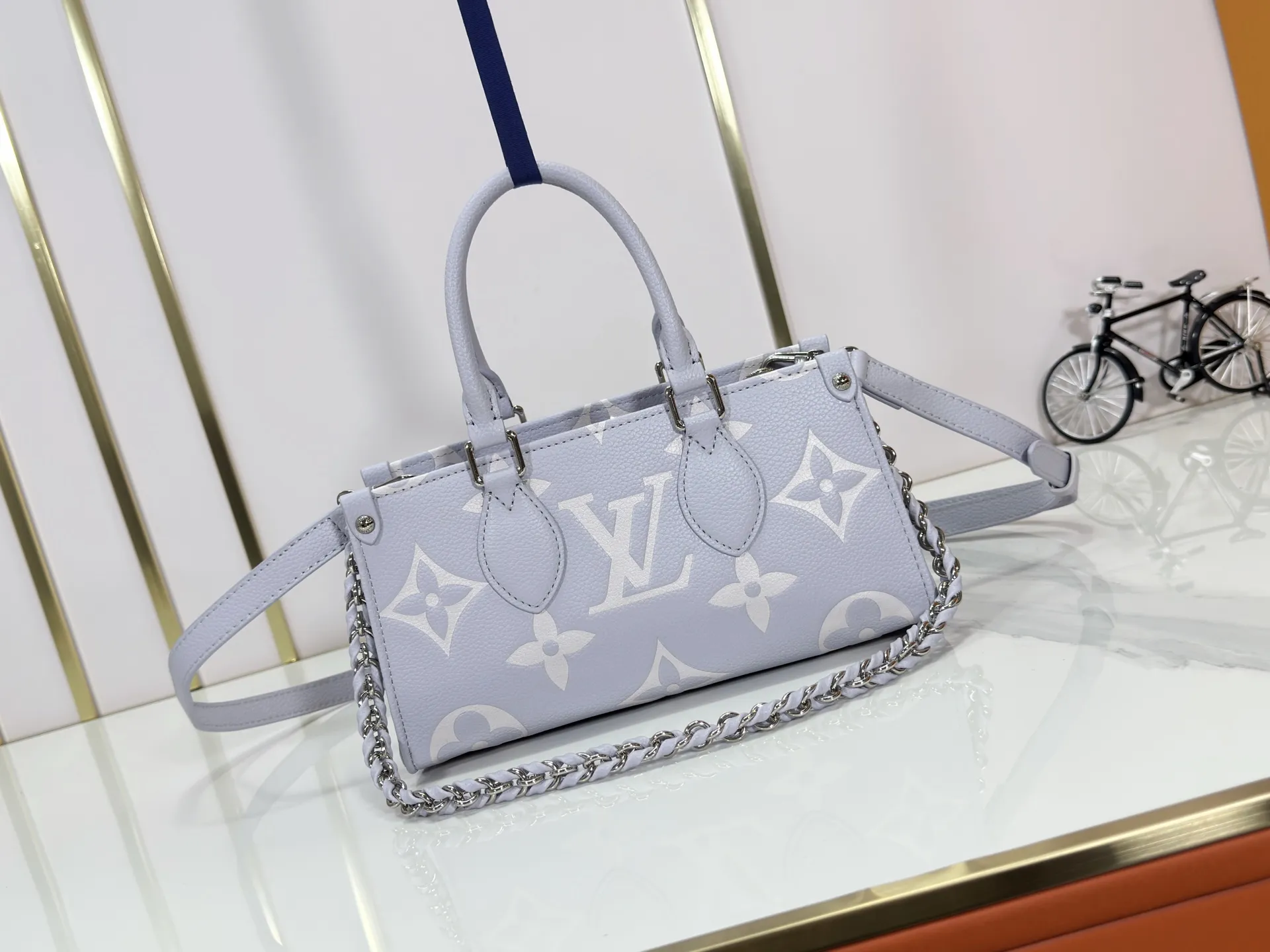 P240 Upgraded original M15192 M23640 M23698 M14213 M14236 M46653 This OnTheGo East West handbag is from the LV Milky Way series. It renders the iconic Monogram Empreinte leather in seasonal colors, complementing the shiny metal parts and detachable woven chain. The inner and outer compartments can store daily necessities in an orderly manner, and the compact size makes it easy to carry in a variety of ways. Dimensions: 25.0 x 13.0 x 10.0 cm (length x height x width)