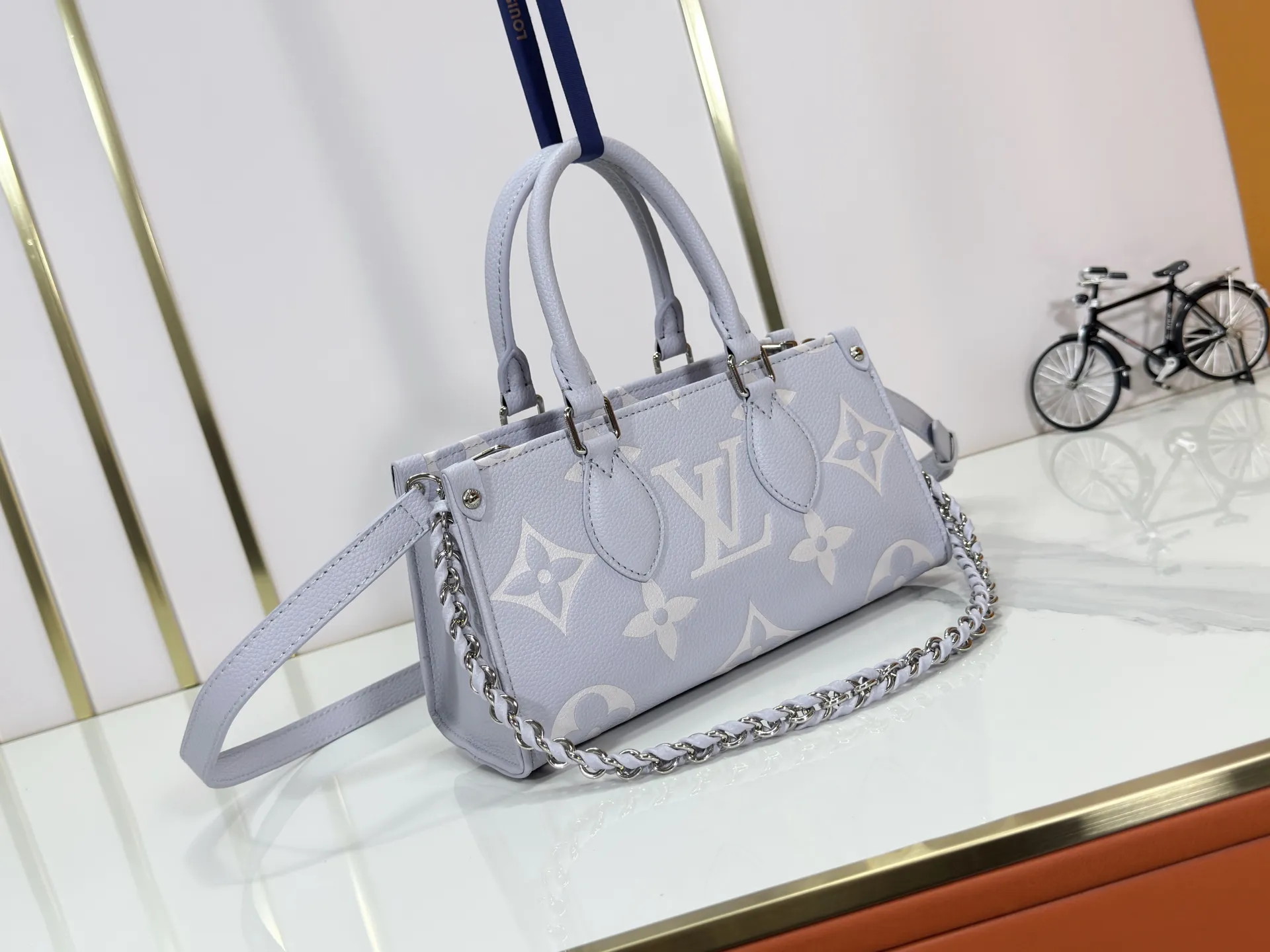 P240 Upgraded original M15192 M23640 M23698 M14213 M14236 M46653 This OnTheGo East West handbag is from the LV Milky Way series. It renders the iconic Monogram Empreinte leather in seasonal colors, complementing the shiny metal parts and detachable woven chain. The inner and outer compartments can store daily necessities in an orderly manner, and the compact size makes it easy to carry in a variety of ways. Dimensions: 25.0 x 13.0 x 10.0 cm (length x height x width)