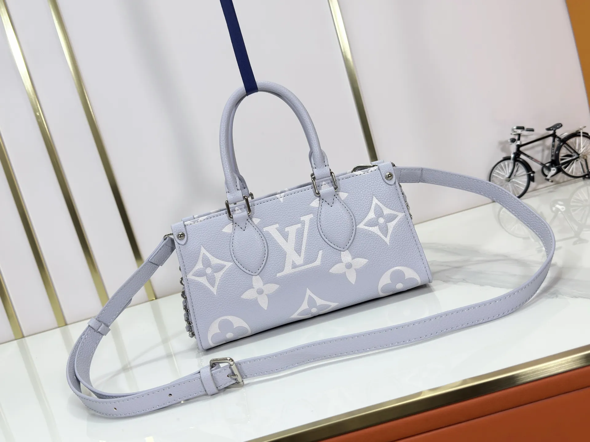 P240 Upgraded original M15192 M23640 M23698 M14213 M14236 M46653 This OnTheGo East West handbag is from the LV Milky Way series. It renders the iconic Monogram Empreinte leather in seasonal colors, complementing the shiny metal parts and detachable woven chain. The inner and outer compartments can store daily necessities in an orderly manner, and the compact size makes it easy to carry in a variety of ways. Dimensions: 25.0 x 13.0 x 10.0 cm (length x height x width)
