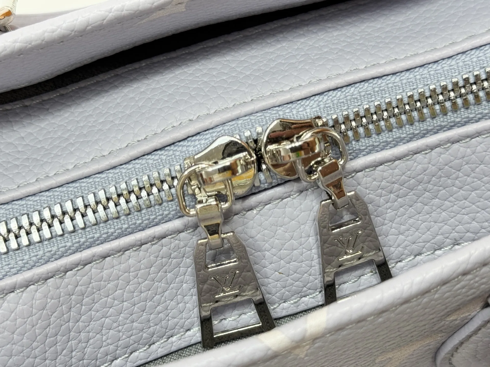 P240 Upgraded original M15192 M23640 M23698 M14213 M14236 M46653 This OnTheGo East West handbag is from the LV Milky Way series. It renders the iconic Monogram Empreinte leather in seasonal colors, complementing the shiny metal parts and detachable woven chain. The inner and outer compartments can store daily necessities in an orderly manner, and the compact size makes it easy to carry in a variety of ways. Dimensions: 25.0 x 13.0 x 10.0 cm (length x height x width)