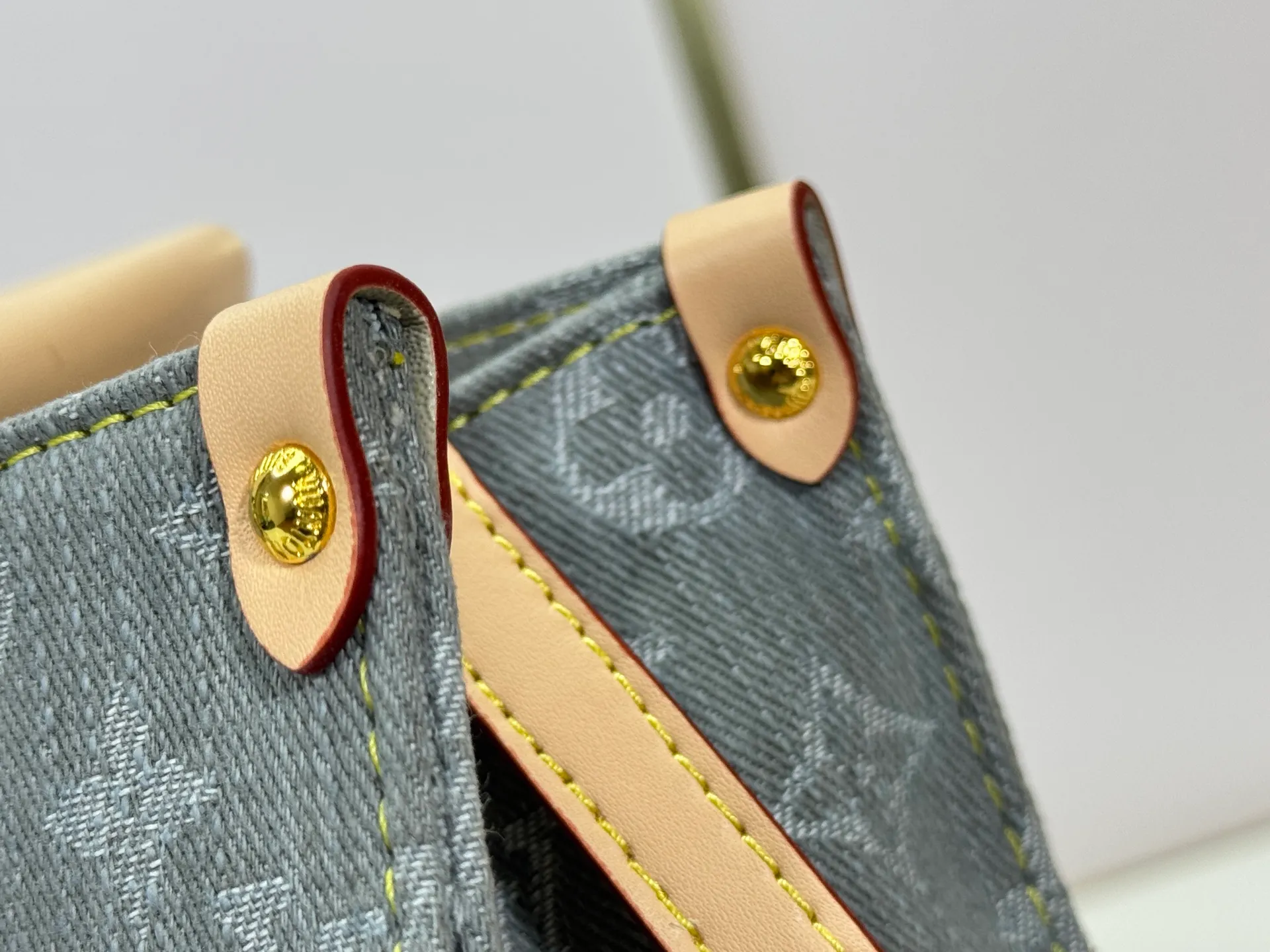 P260 Upgraded original M14633 M46373 Blue denim denim square bag This small OnTheGo handbag is made of cotton denim woven with Monogram pattern. It is bleached and sand washed to present a retro style. Detachable and Adjustable Shoulder Strap for a Subtle Fit The detachable shoulder strap makes it easy to carry small items like an iPad Mini with you. Detailed features 25x 19 x 11.5 cm.