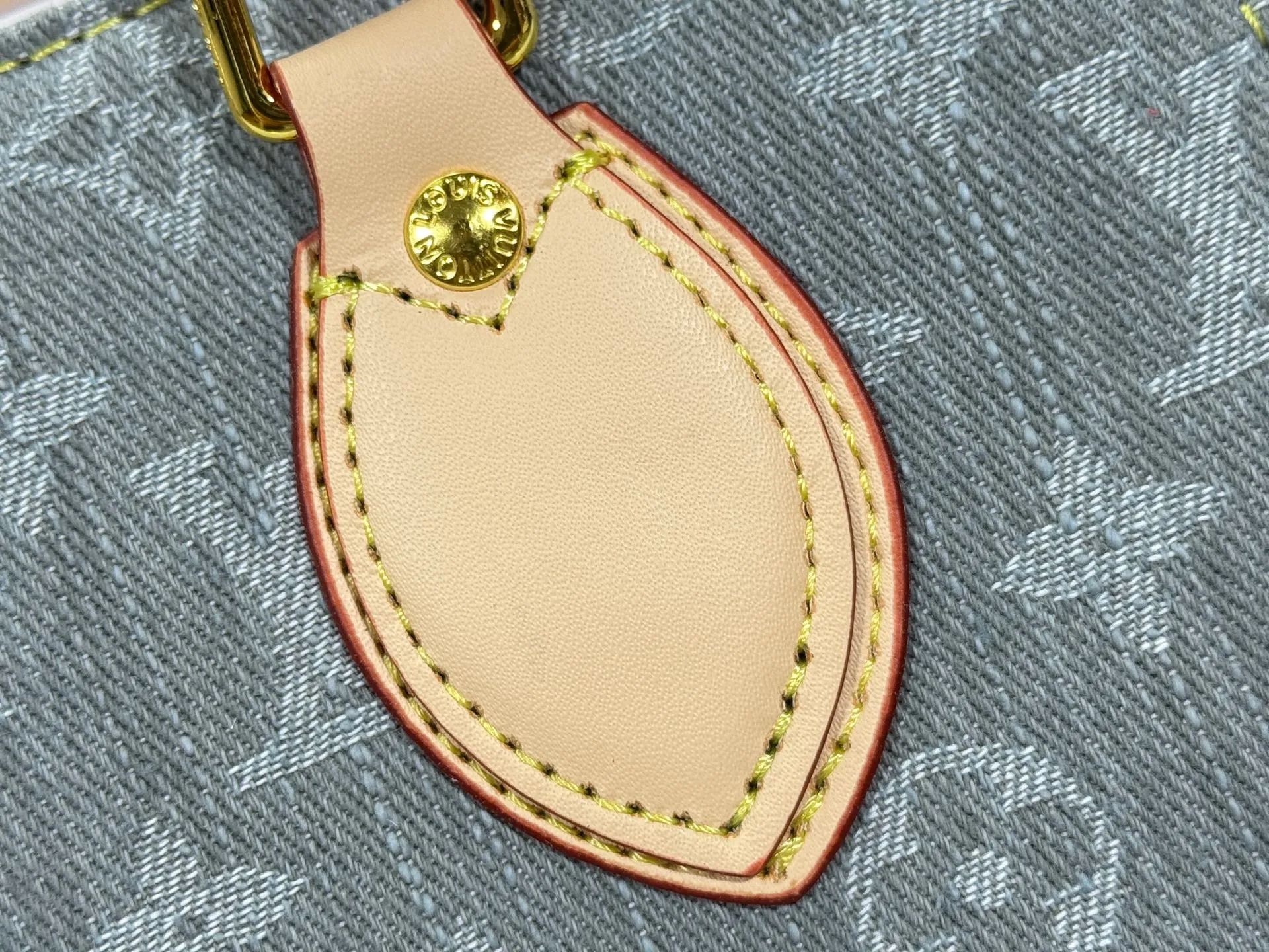 P260 Upgraded original M14633 M46373 Blue denim denim square bag This small OnTheGo handbag is made of cotton denim woven with Monogram pattern. It is bleached and sand washed to present a retro style. Detachable and Adjustable Shoulder Strap for a Subtle Fit The detachable shoulder strap makes it easy to carry small items like an iPad Mini with you. Detailed features 25x 19 x 11.5 cm.