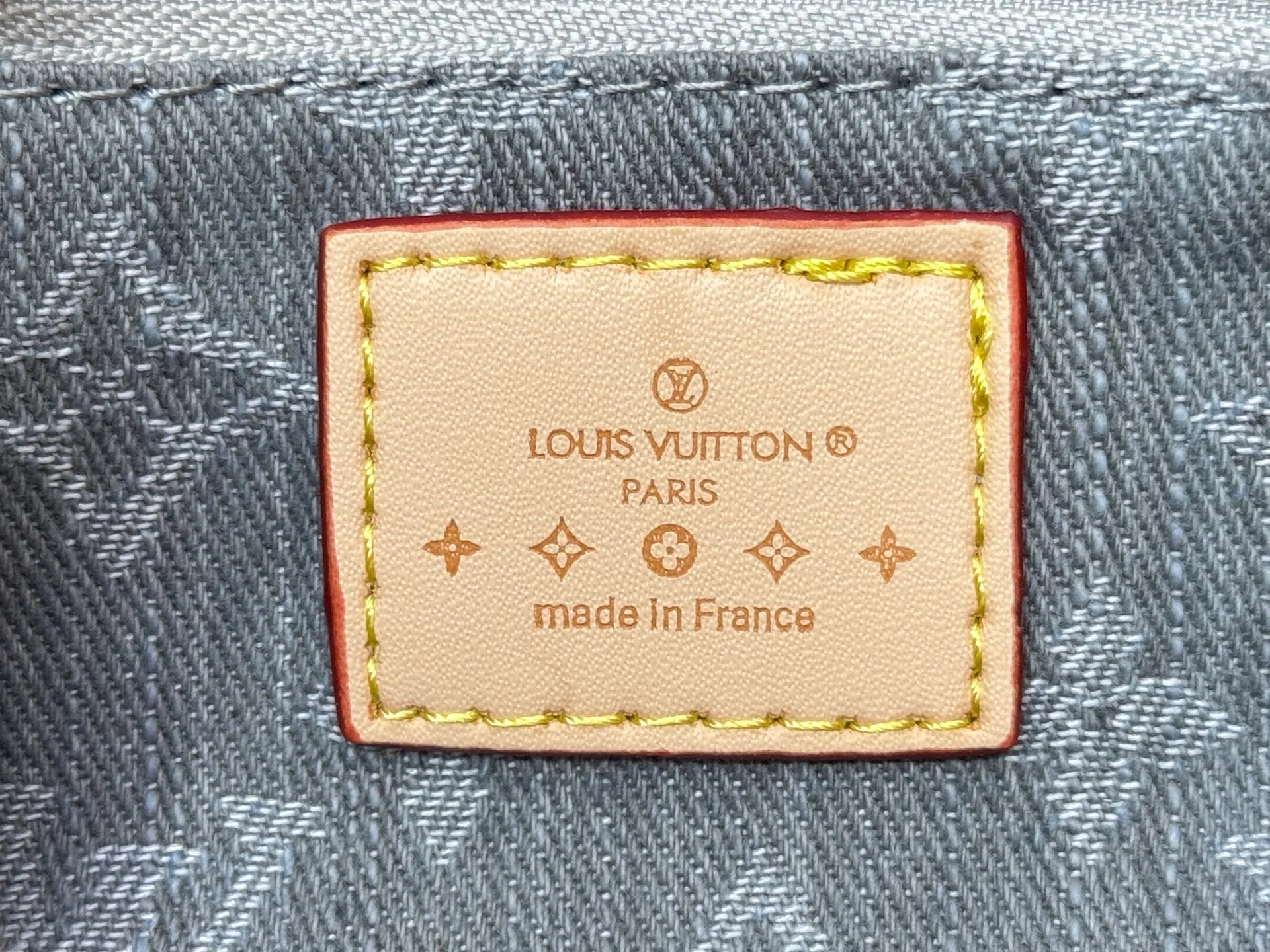 P260 Upgraded original M14633 M46373 Blue denim denim square bag This small OnTheGo handbag is made of cotton denim woven with Monogram pattern. It is bleached and sand washed to present a retro style. Detachable and Adjustable Shoulder Strap for a Subtle Fit The detachable shoulder strap makes it easy to carry small items like an iPad Mini with you. Detailed features 25x 19 x 11.5 cm.